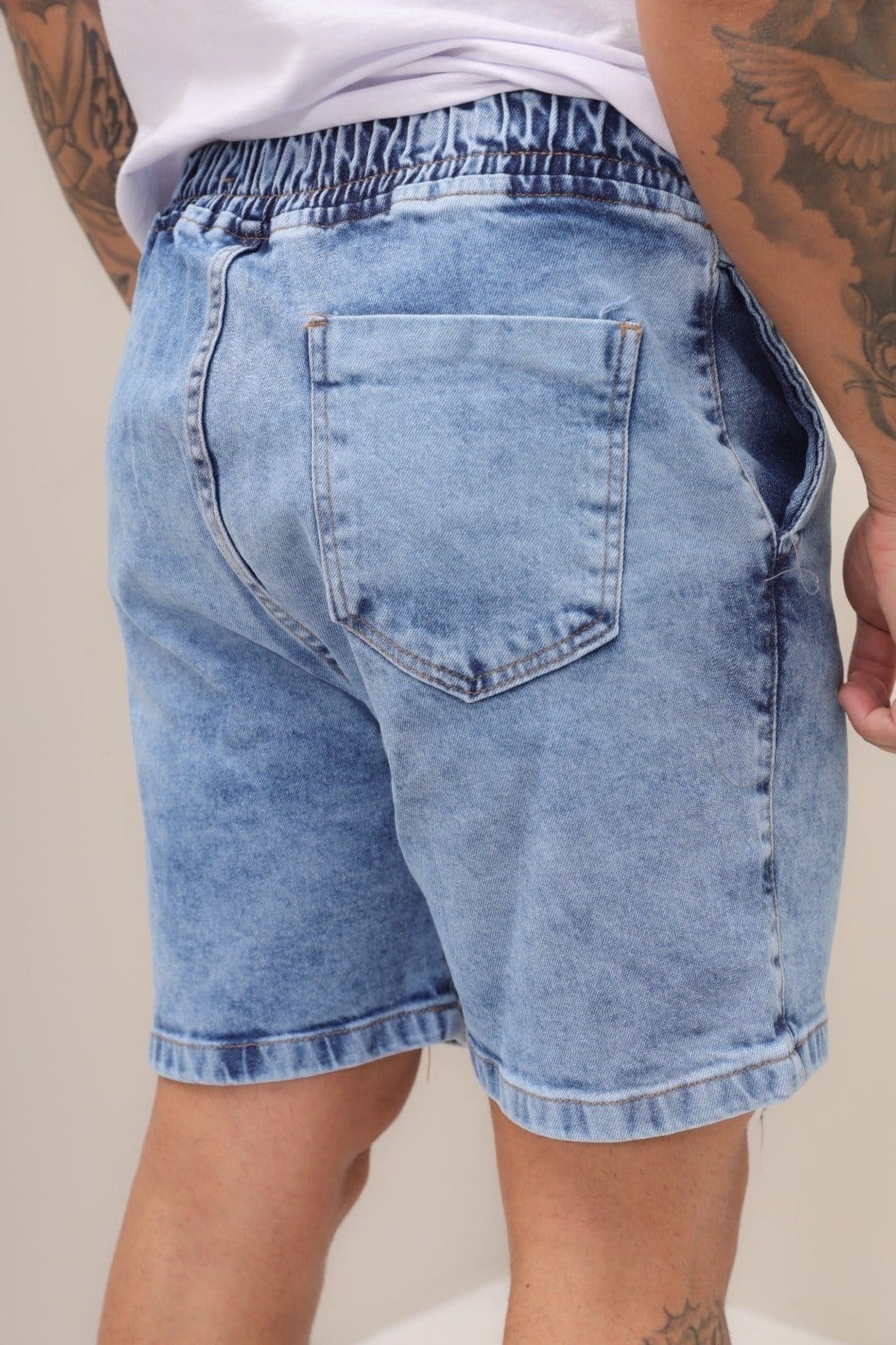 Vista 2 Bermuda Moda Masculina Jeans Marmorizada com Elástico na Cintura Alleppo Jeans azul