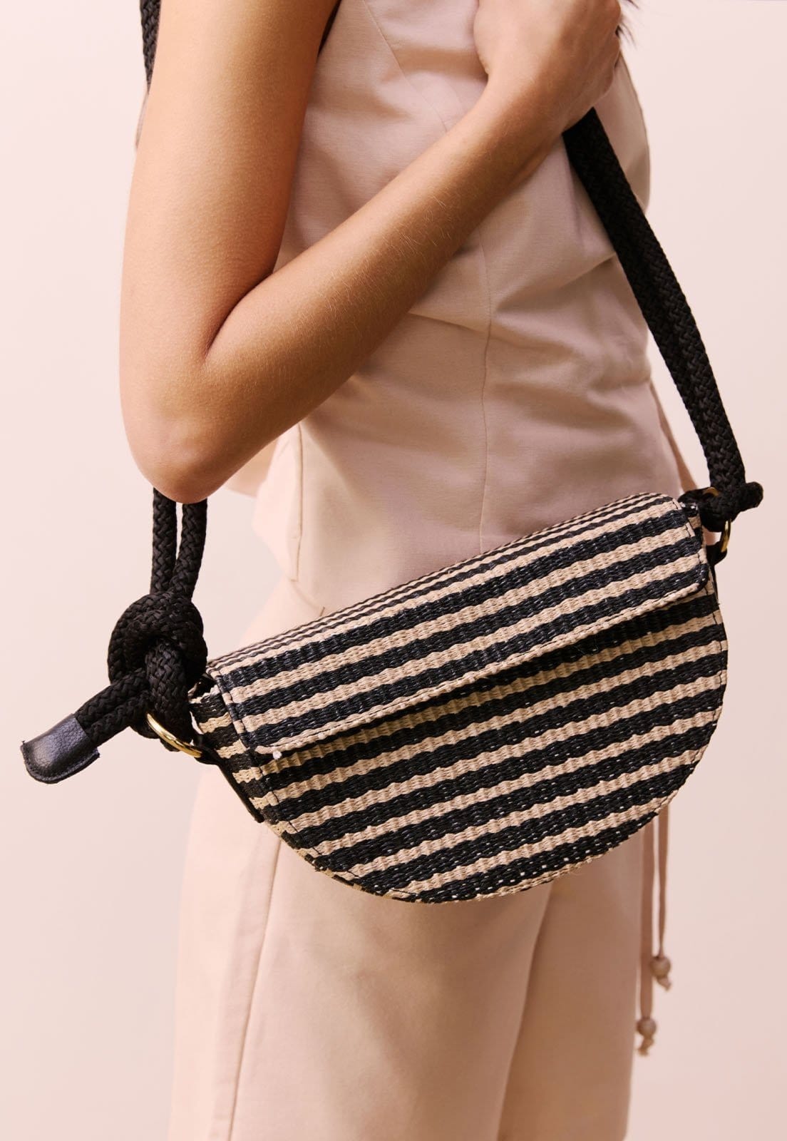 Bolsa Meia Lua Ráfia