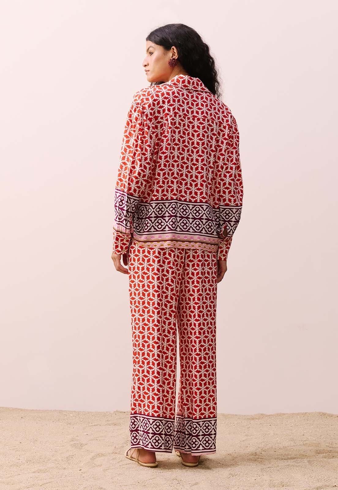 Vista 2 Calça Pantalona Estampada Belterra CaCay vermelho