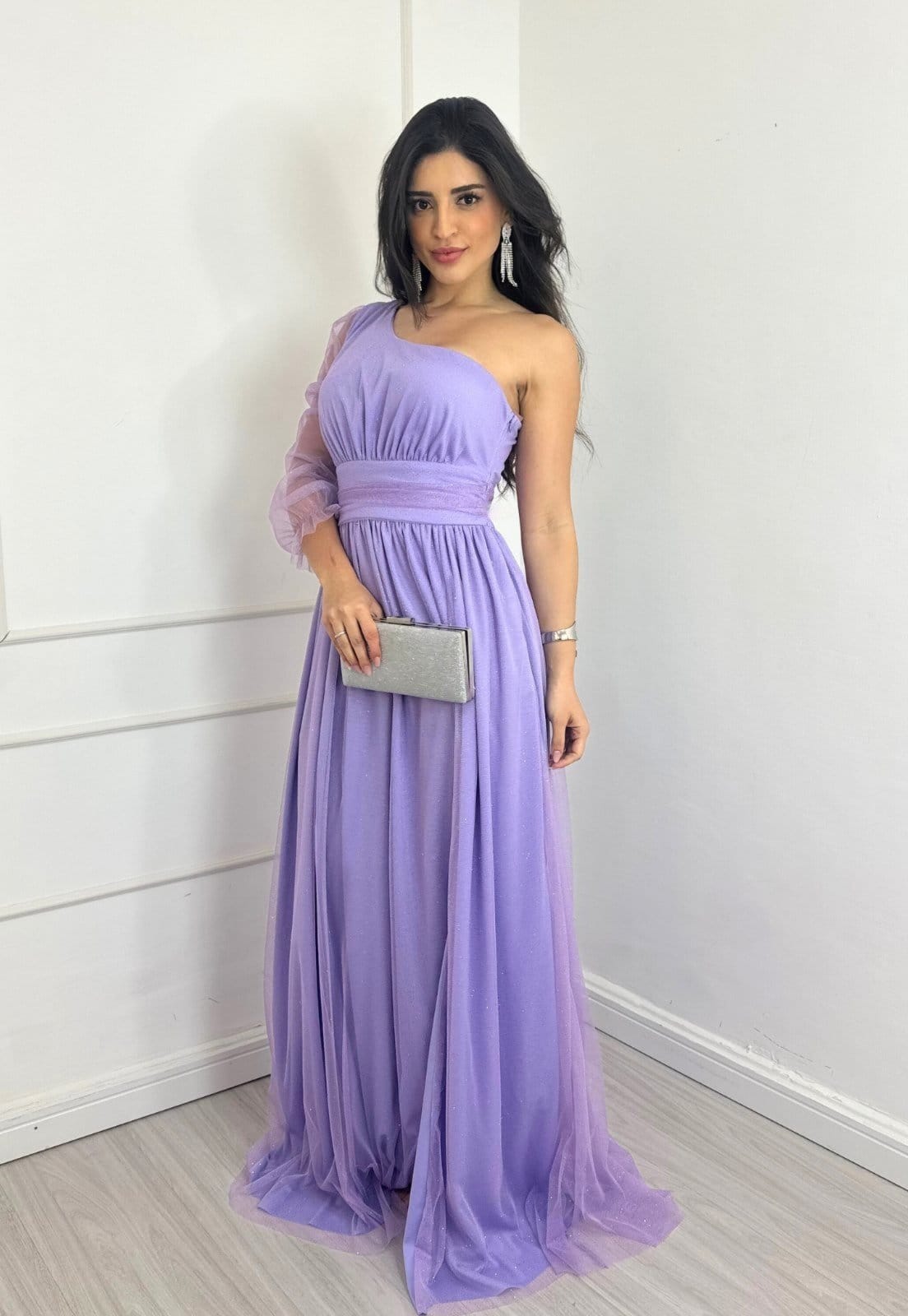 Vestido Longo de Festa Madrinhas Micro Tule Com uma Manga Transparente Claudiely Lavanda Lilás