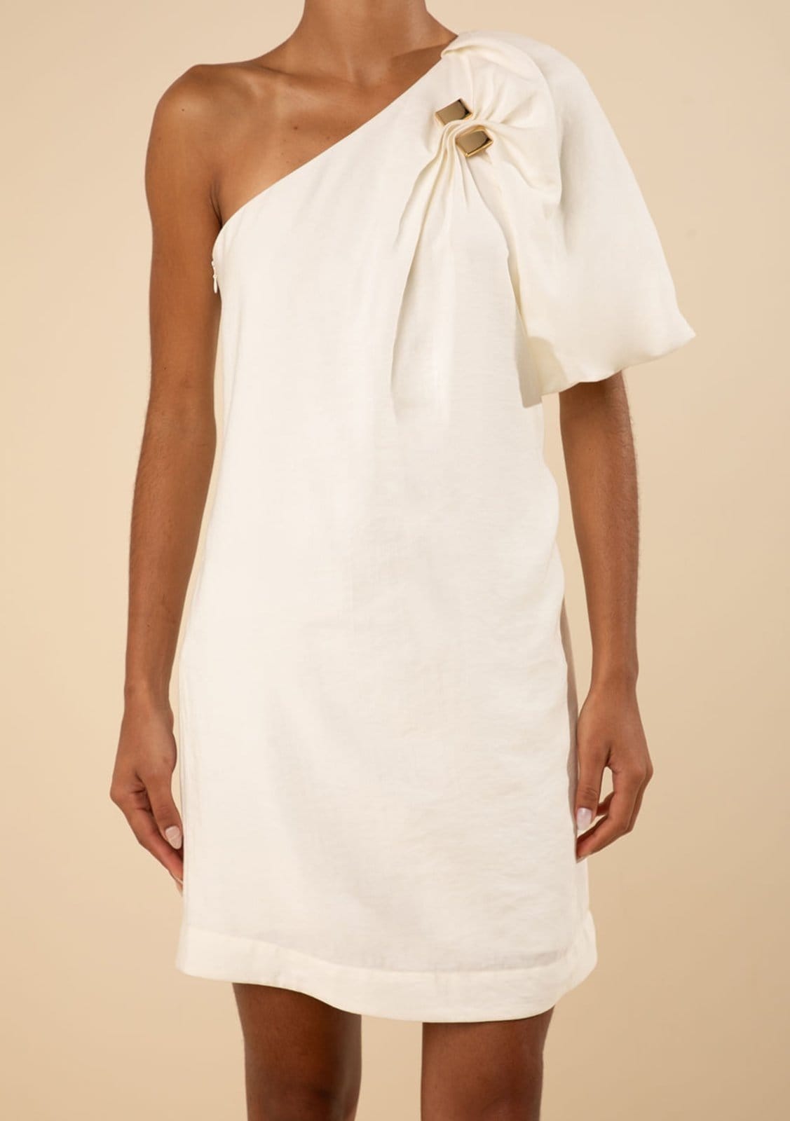 Vista 2 Vestido Morena Rosa Solto Um Ombro Só Manga Curta Curto Off-white Morena Rosa off-white rosa