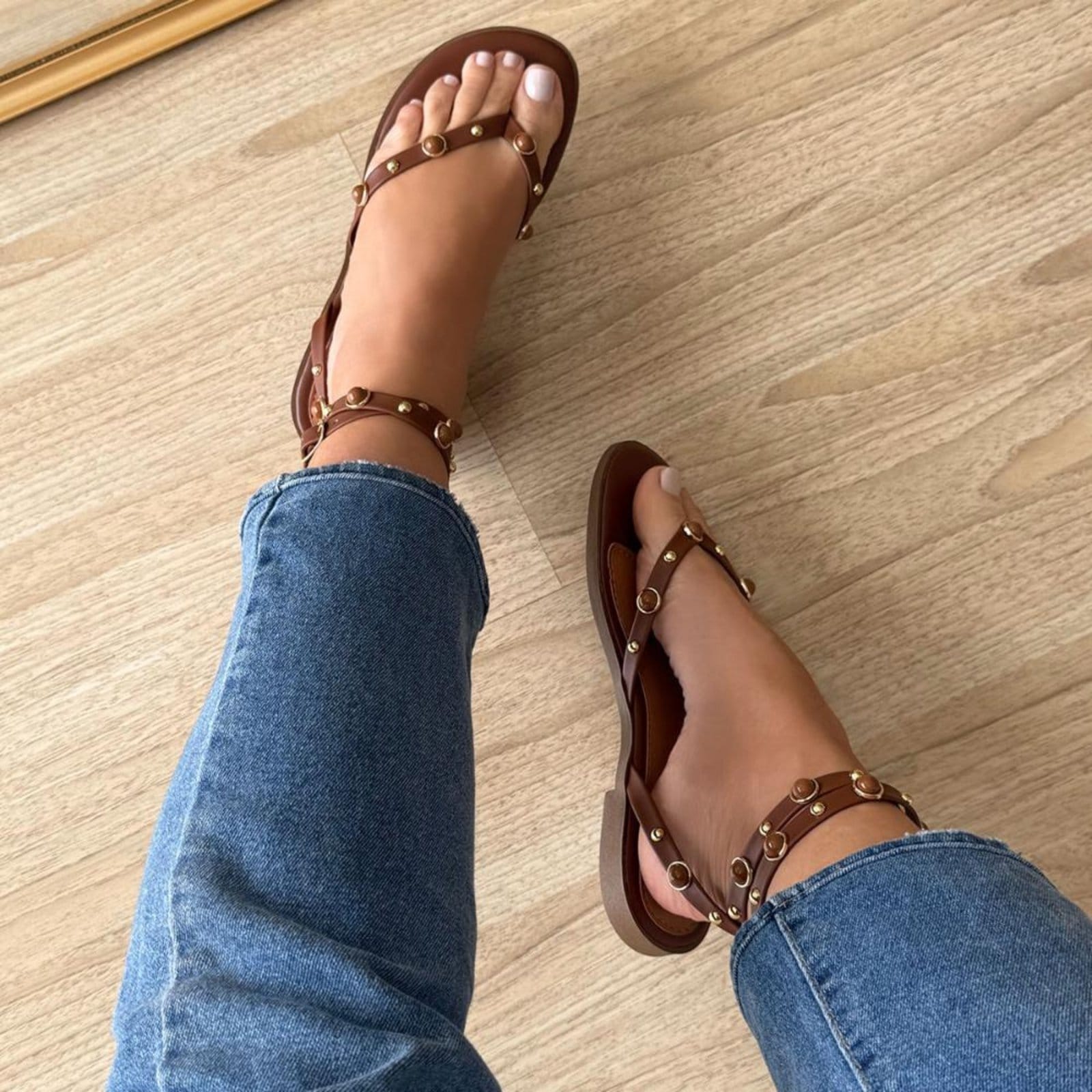 Vista 2 Lilly - Sandália Rasteira com Tachas Douradas Damannu Shoes caramelo