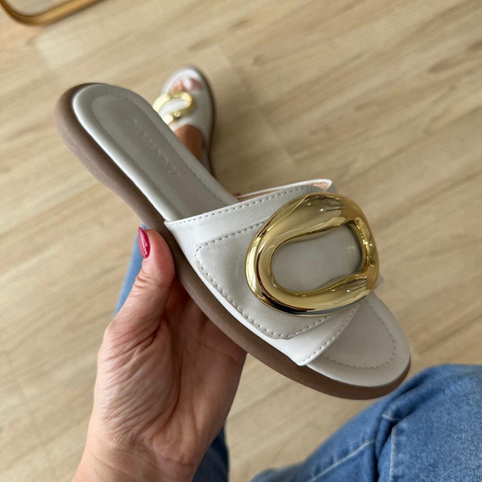 Vista 2 Niky - Rasteira Minimalista Aplique Dourado Orgânico Off-white Damannu Shoes off-white white