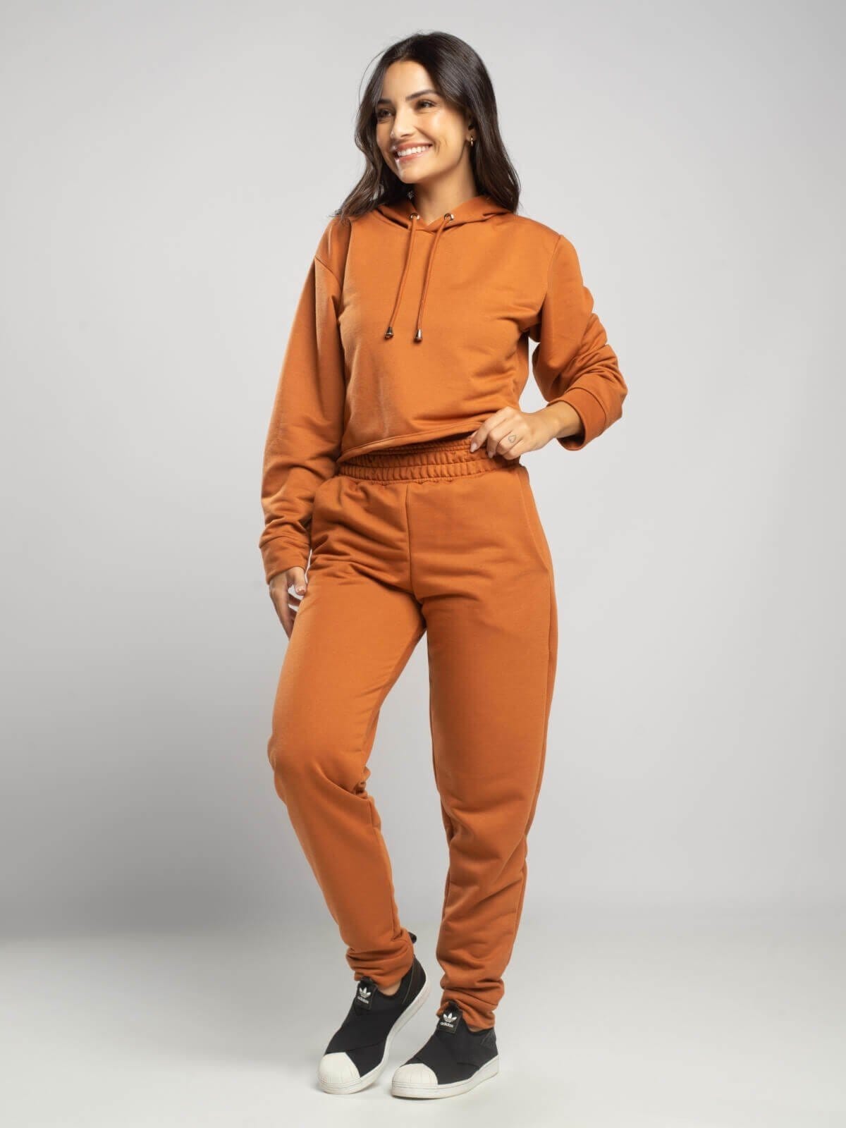 Conjunto Moletinho Feminino Calça Jogger e Casaco Cropped com Capuz Vicbela Terracota