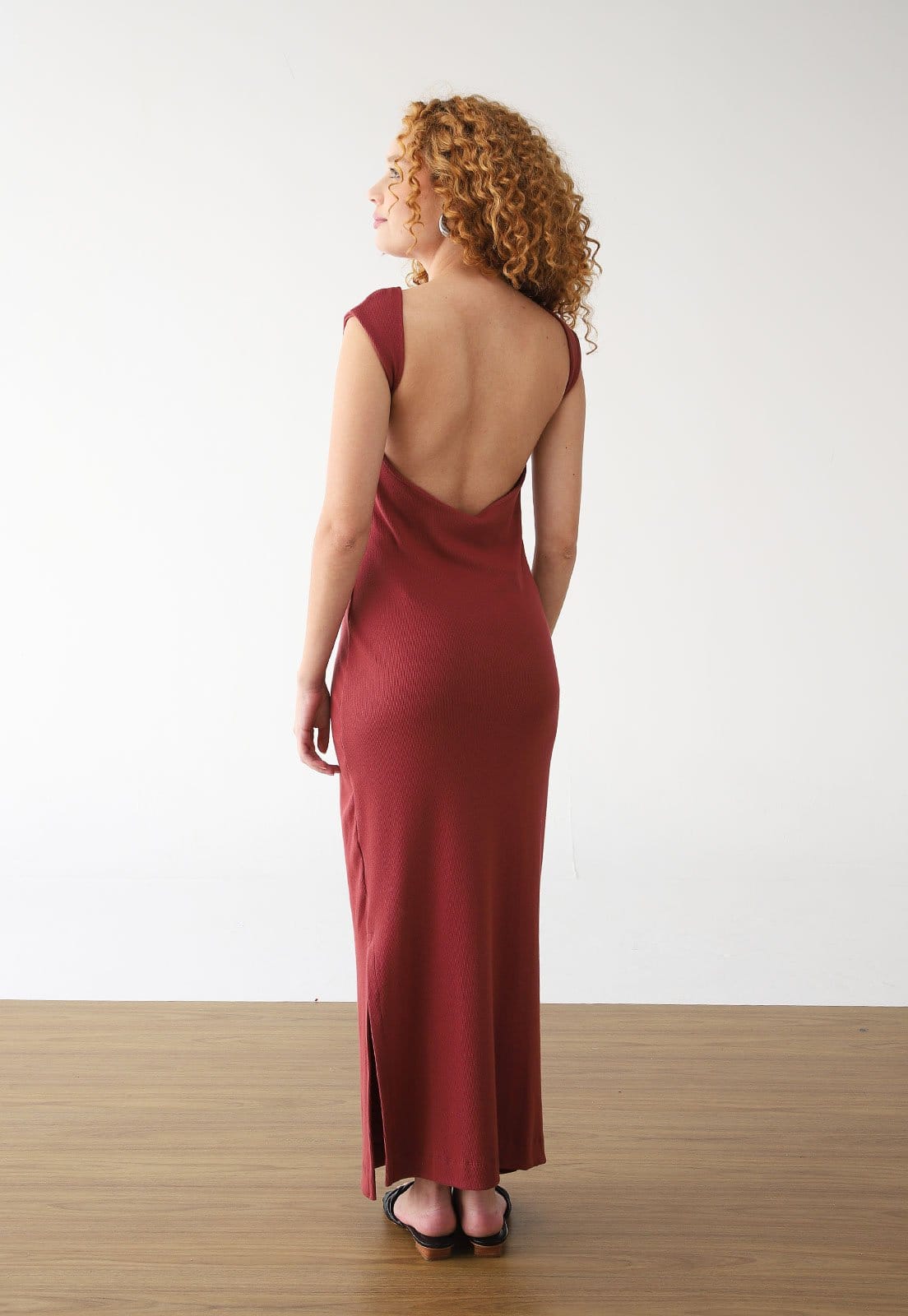 Vista 2 Vestido Canelado FARM Longo Cropped Decote FARM vermelho