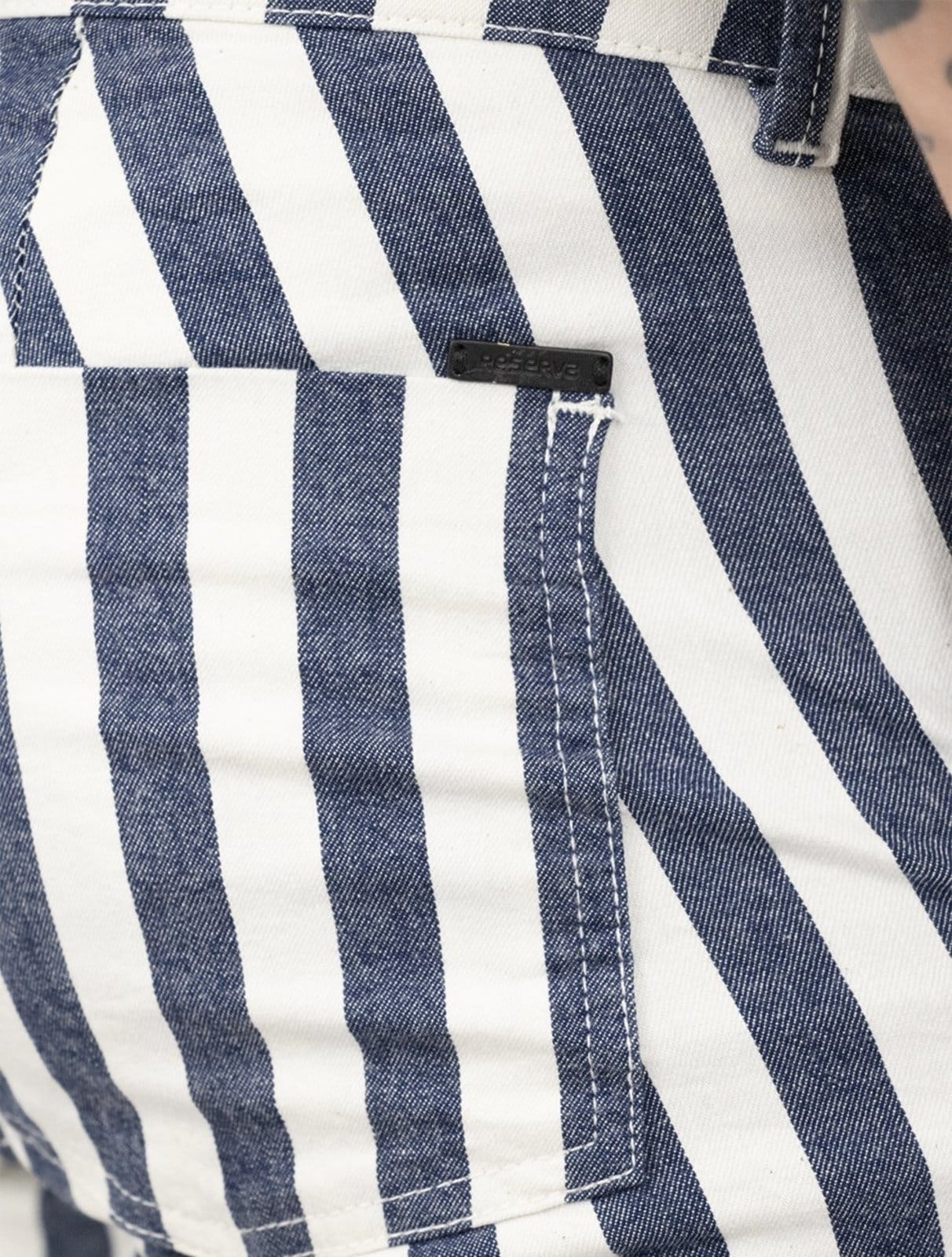 Vista 2 Bermuda Reserva Masculina Listrada Off-White/Azul Marinho Reserva azul marinho white