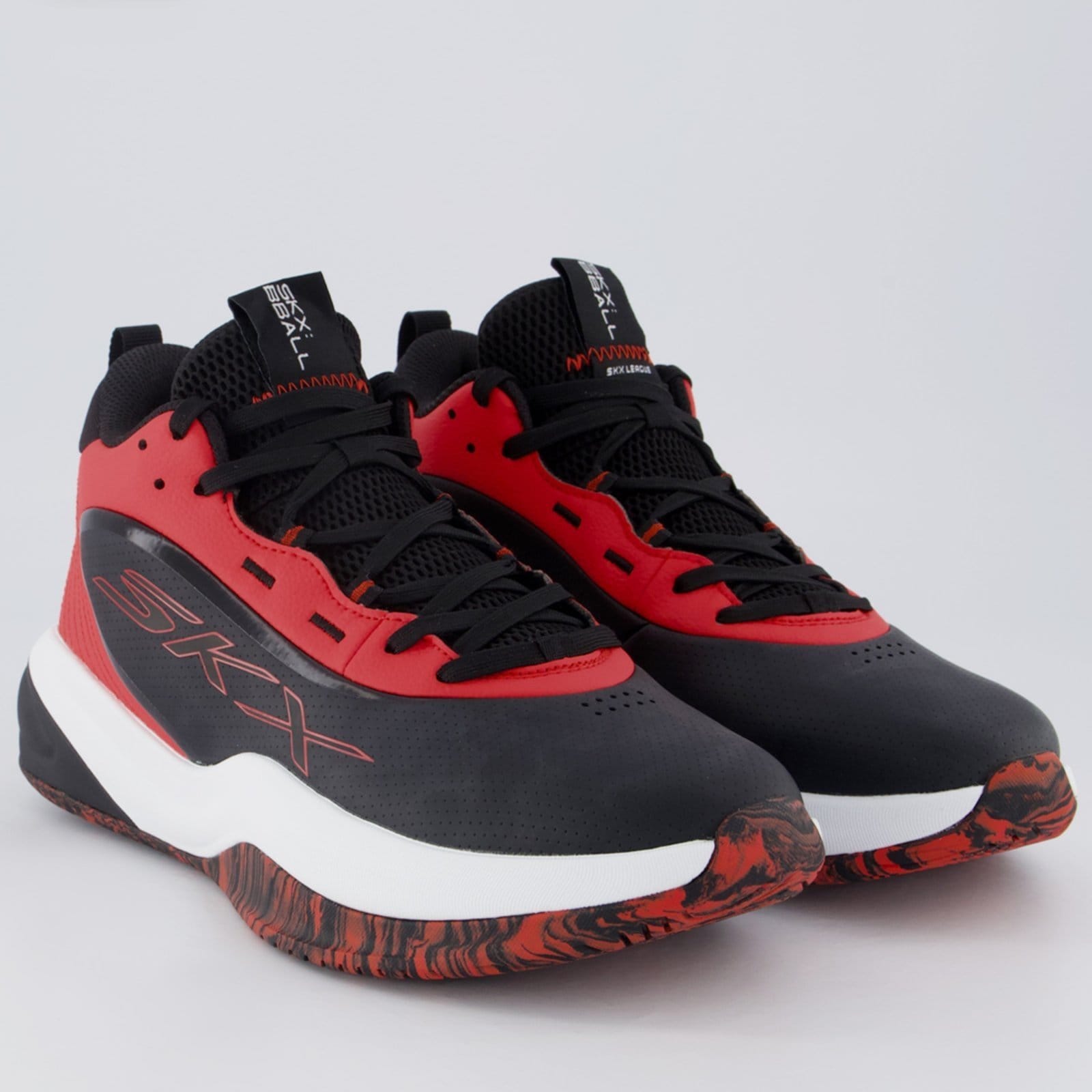 Vista 2 Tênis Skecher SKX Klutch e Vermelho Skechers preto