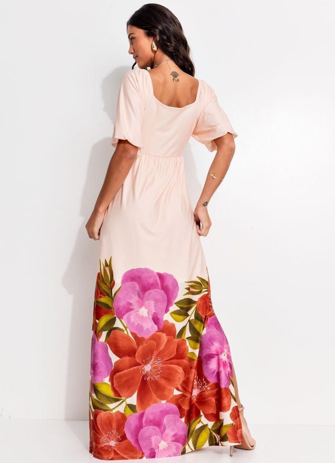 Vista 2 Vestido Malha Fria Floral Barrado Colorido Quintess bege