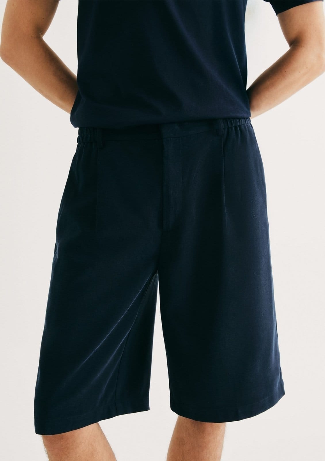 Vista 2 Bermuda Masculina Reta Com Pregas Hering azul