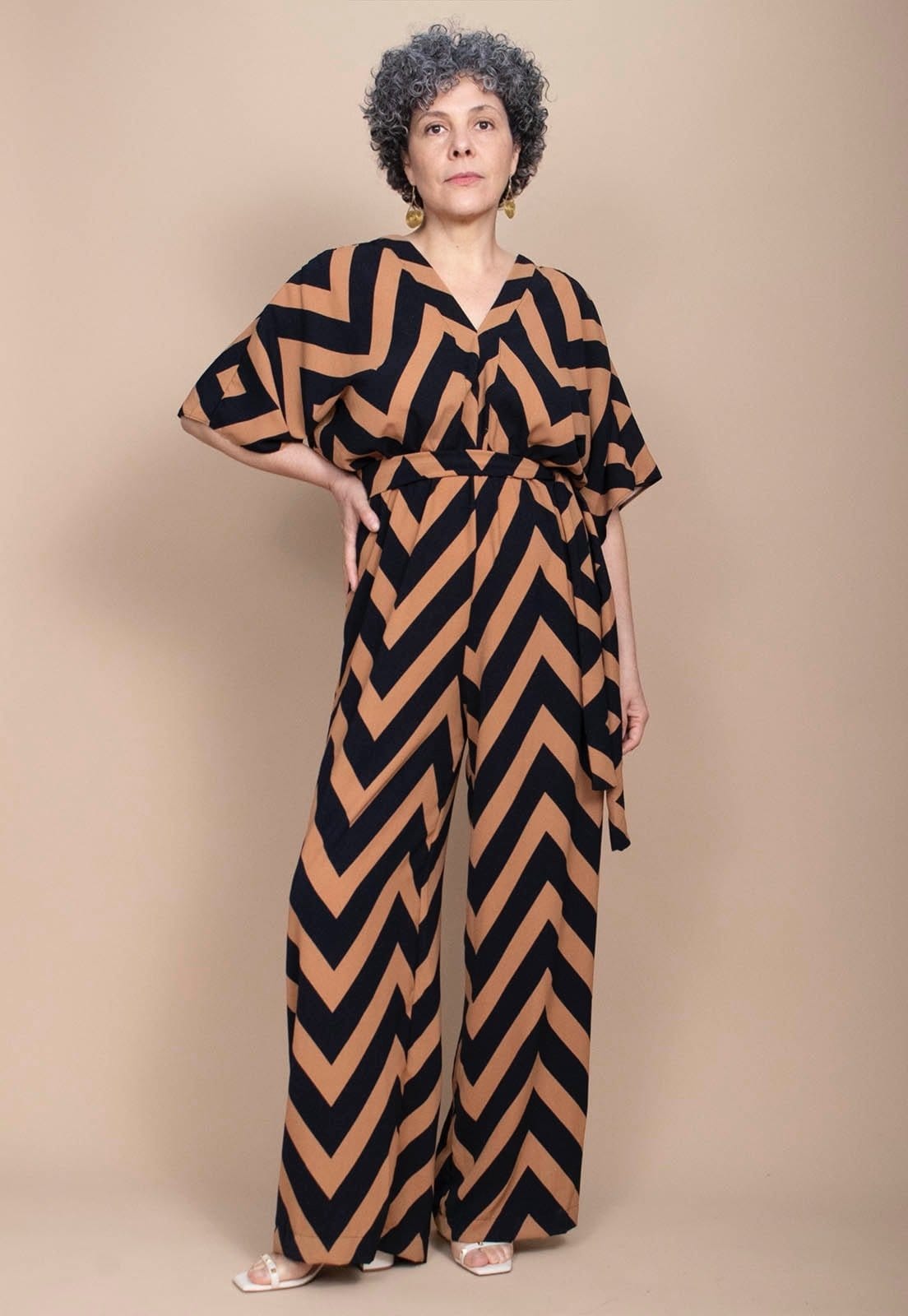 Vista 2 Macacão Amazônia Vital Longo Estampa Linhas Urbanas Amazonia Vital estampado/listra/marrom