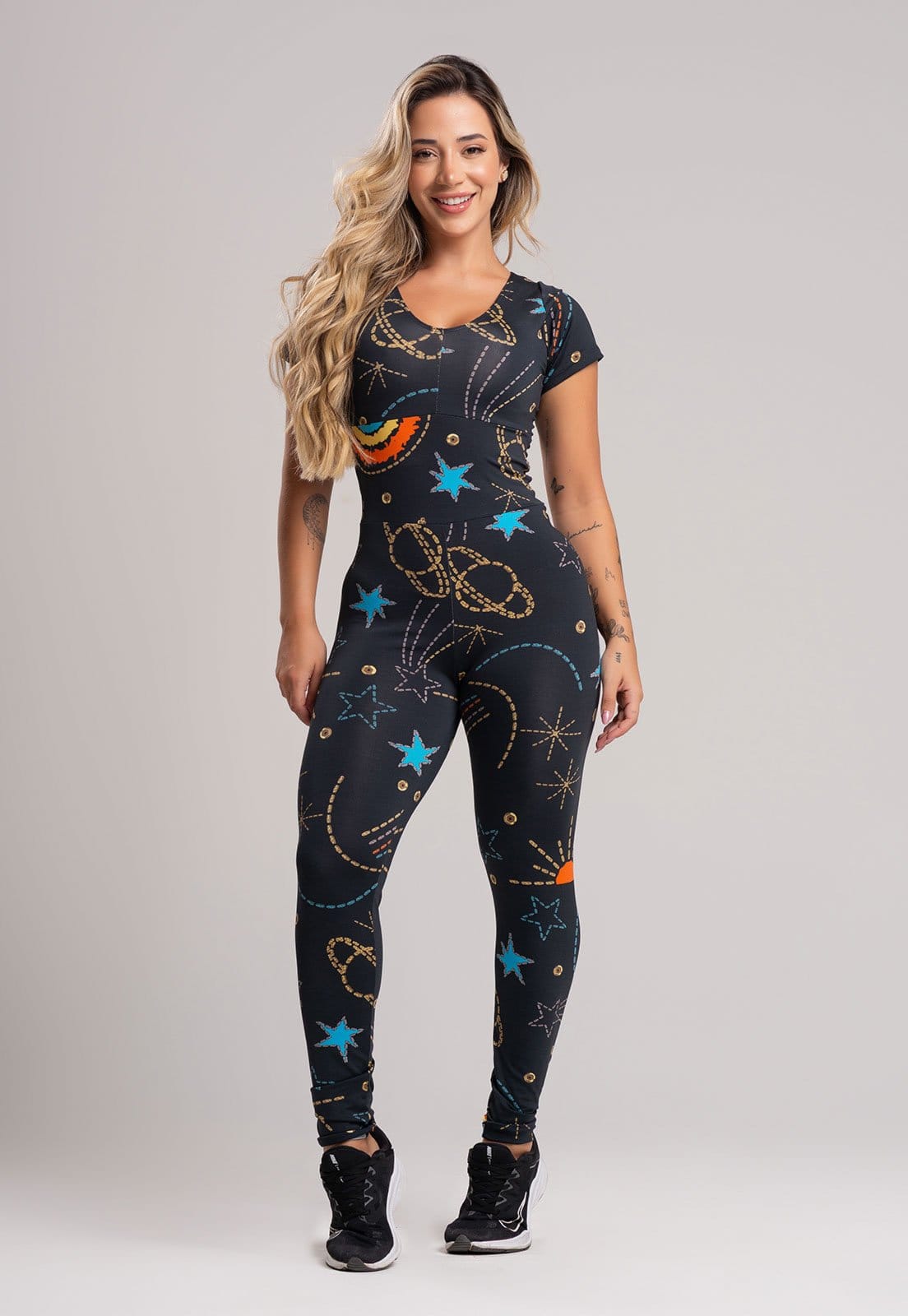 Vista 2 Macacão Longo MVB Modas Manga Curta Fitness Suplex Cosmic Mvb Modas estampado/multicolorido/preto