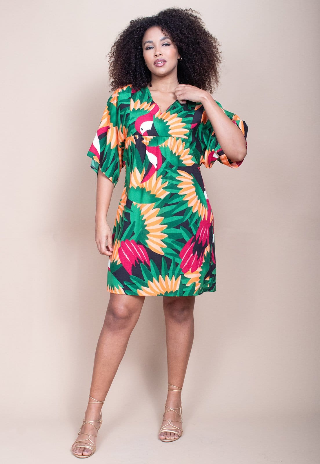 Vista 2 Vestido Curto Cabana Free Pequi Viscose Estampa Festa dos Tucanos Cabanafree estampado/laranja/preto/vermelho