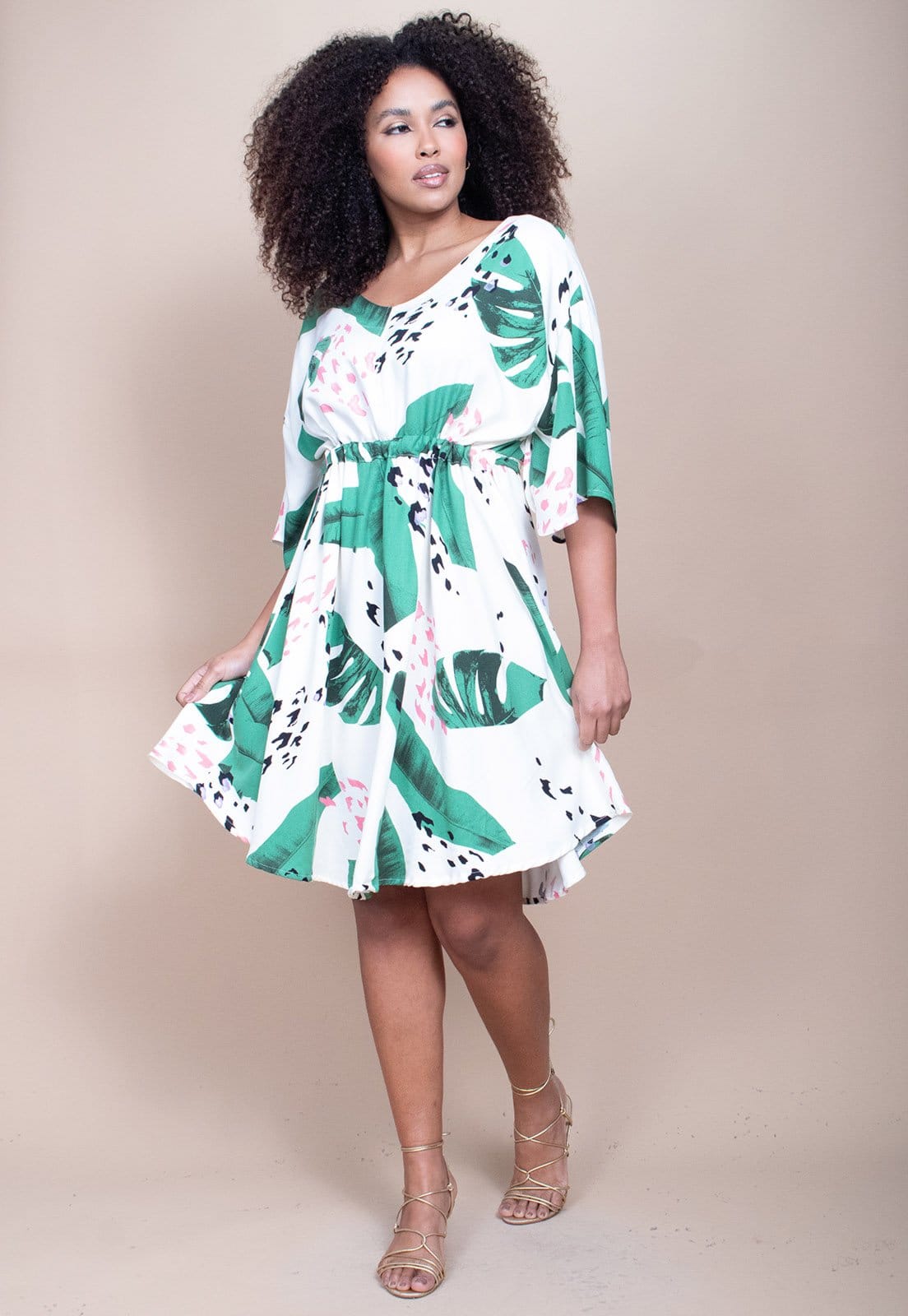 Vista 2 Vestido Curto CabanaFree Caaxixá Viscose com Cordão na Cintura Estampa Folhagem Poética Cabanafree estampado/verde