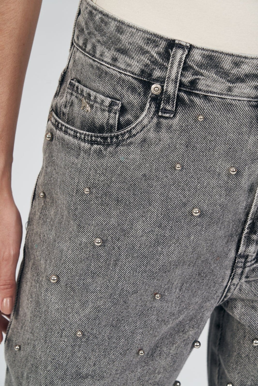 Vista 2 Calça Jeans Mom Aplicações Feminina Acostamento ACT FEMININO cinza