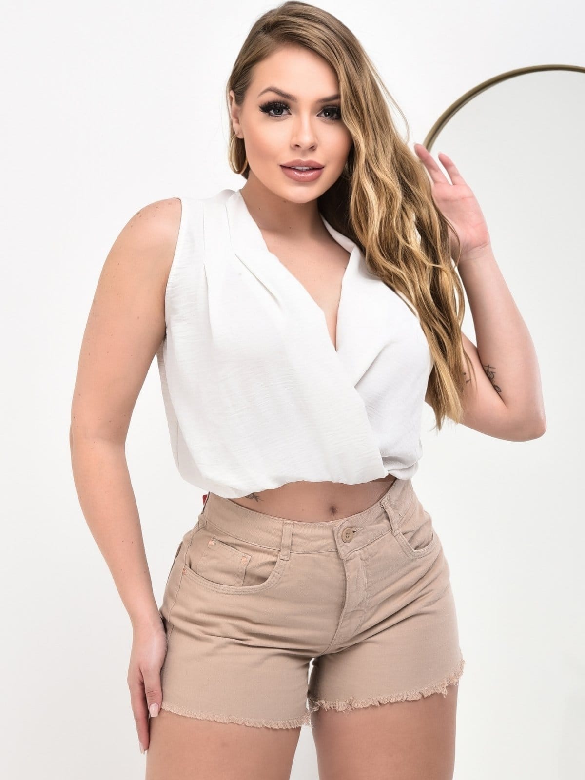 Vista 2 Shorts Feminino Curto Cintura Alta Jeans Sarja Patria Brasil bege