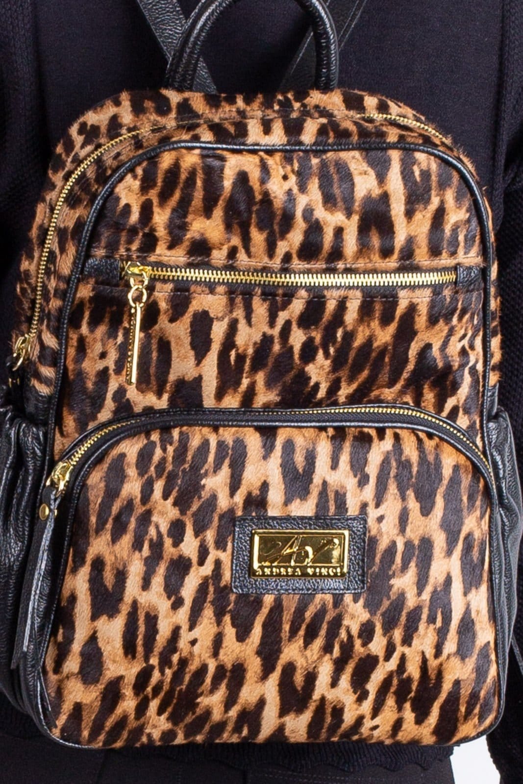 Vista 2 Mochila pequena de couro estampado Zoey Andrea Vinci onça