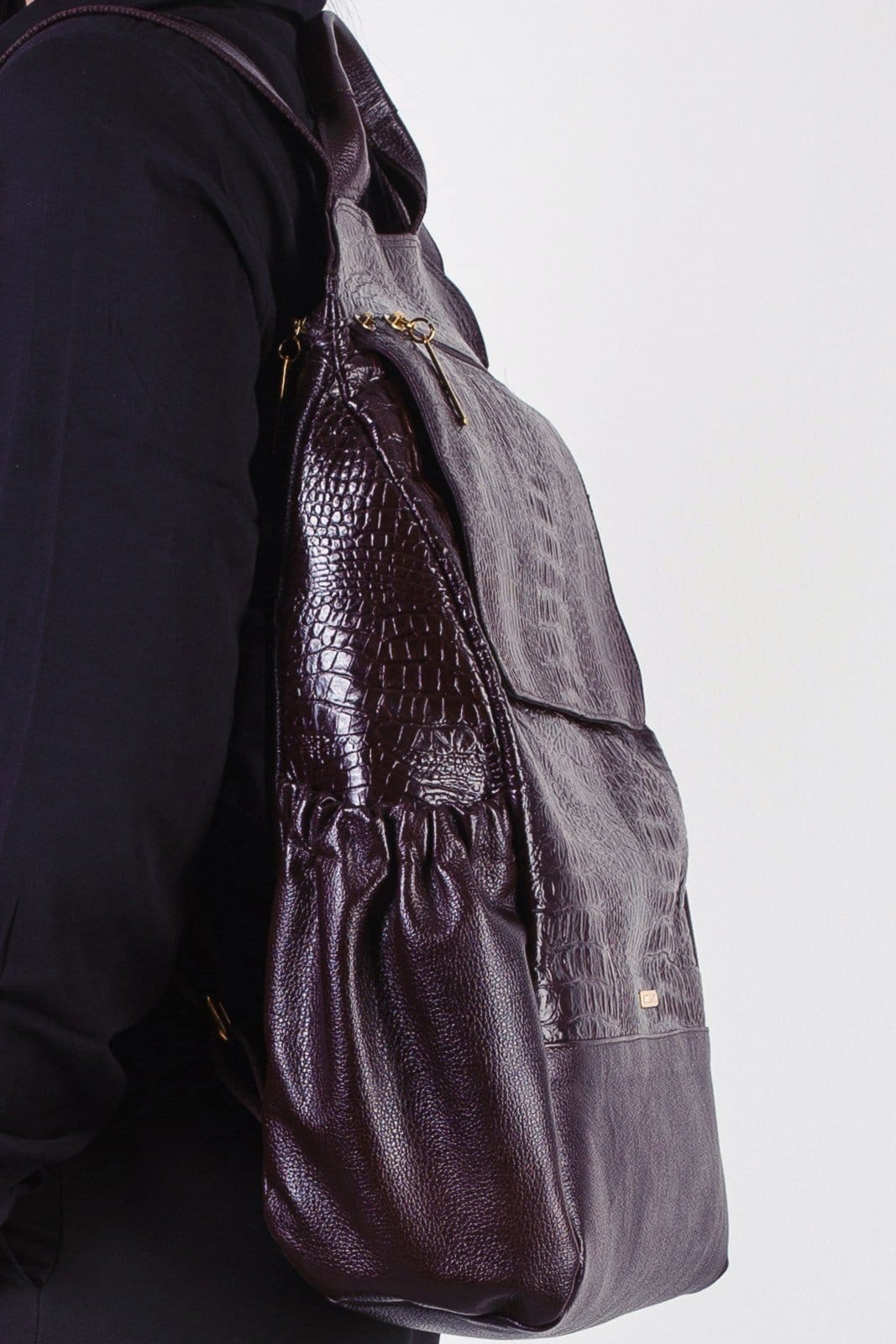 Vista 2 Mochila antifurto grande de couro croco Suzana - Marsala Andrea Vinci vermelho