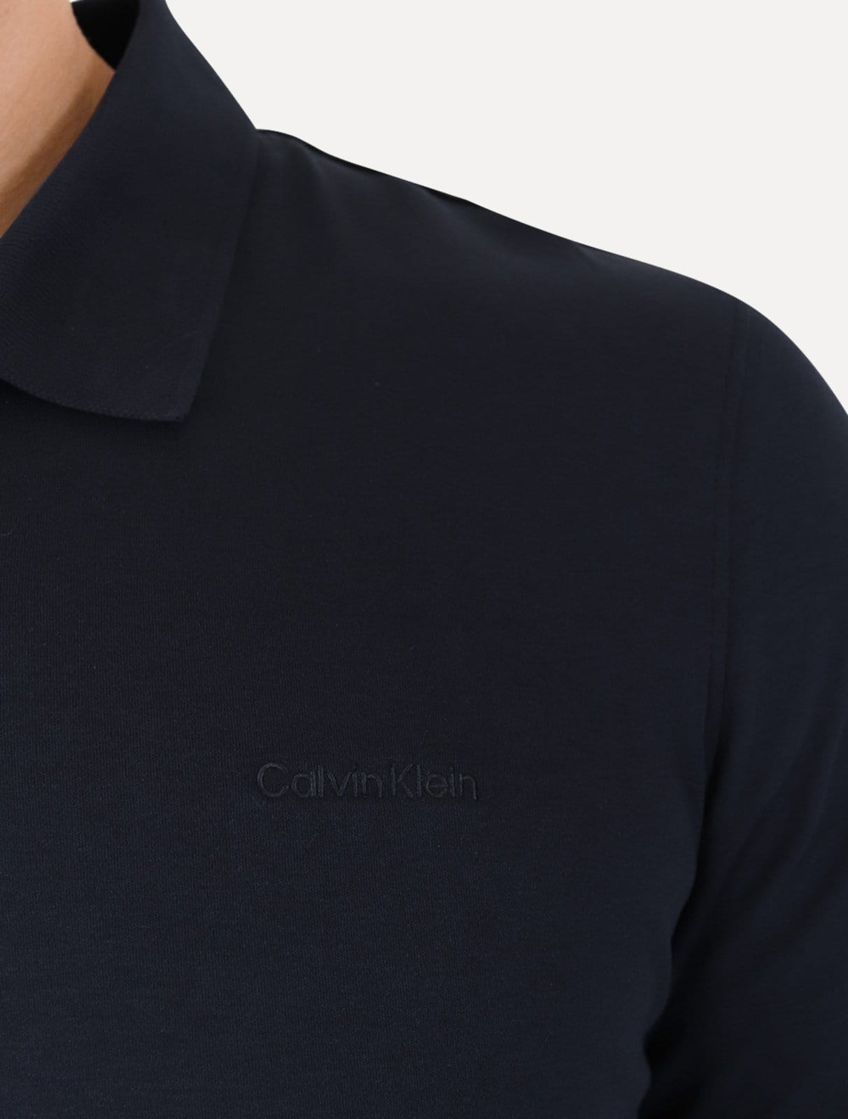 Vista 2 Polo Calvin Klein Masculina Regular Básica Interlock Liquid Touch Calvin Klein azul marinho