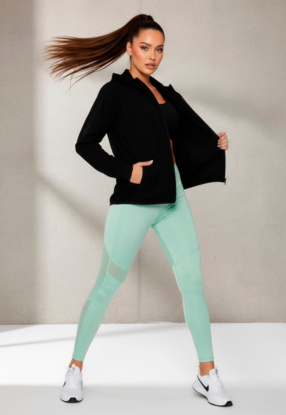 Vista 2 Jaqueta Corta Vento Feminina com Capuz e Zíper Invertido Conforto Estilo e Proteção Esportiva e Casual Macaw preto