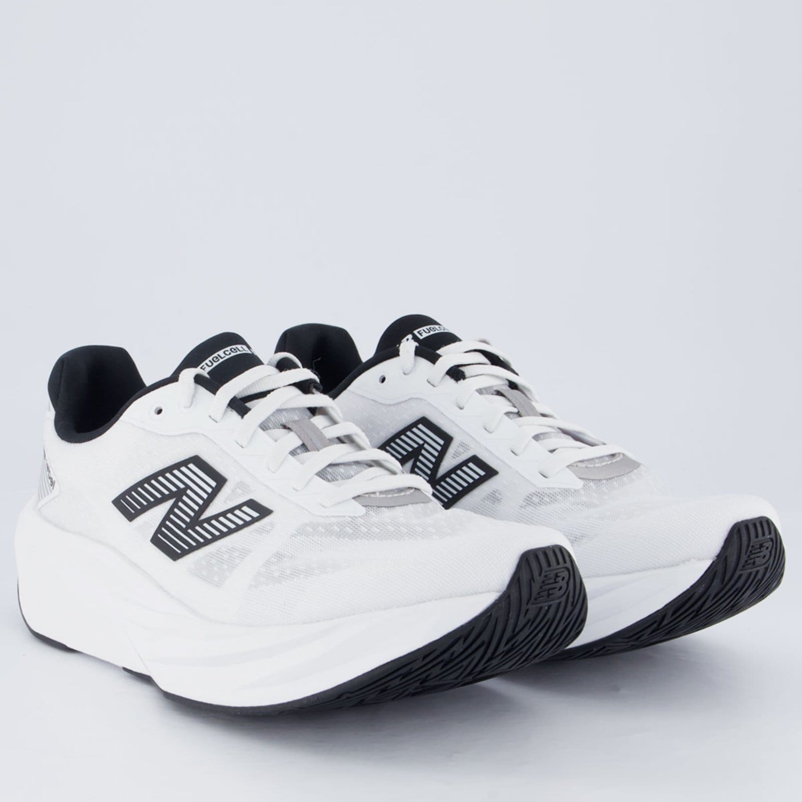 Vista 2 Tênis New Balance Fuelcell Rebel V5 e Preto New Balance branco