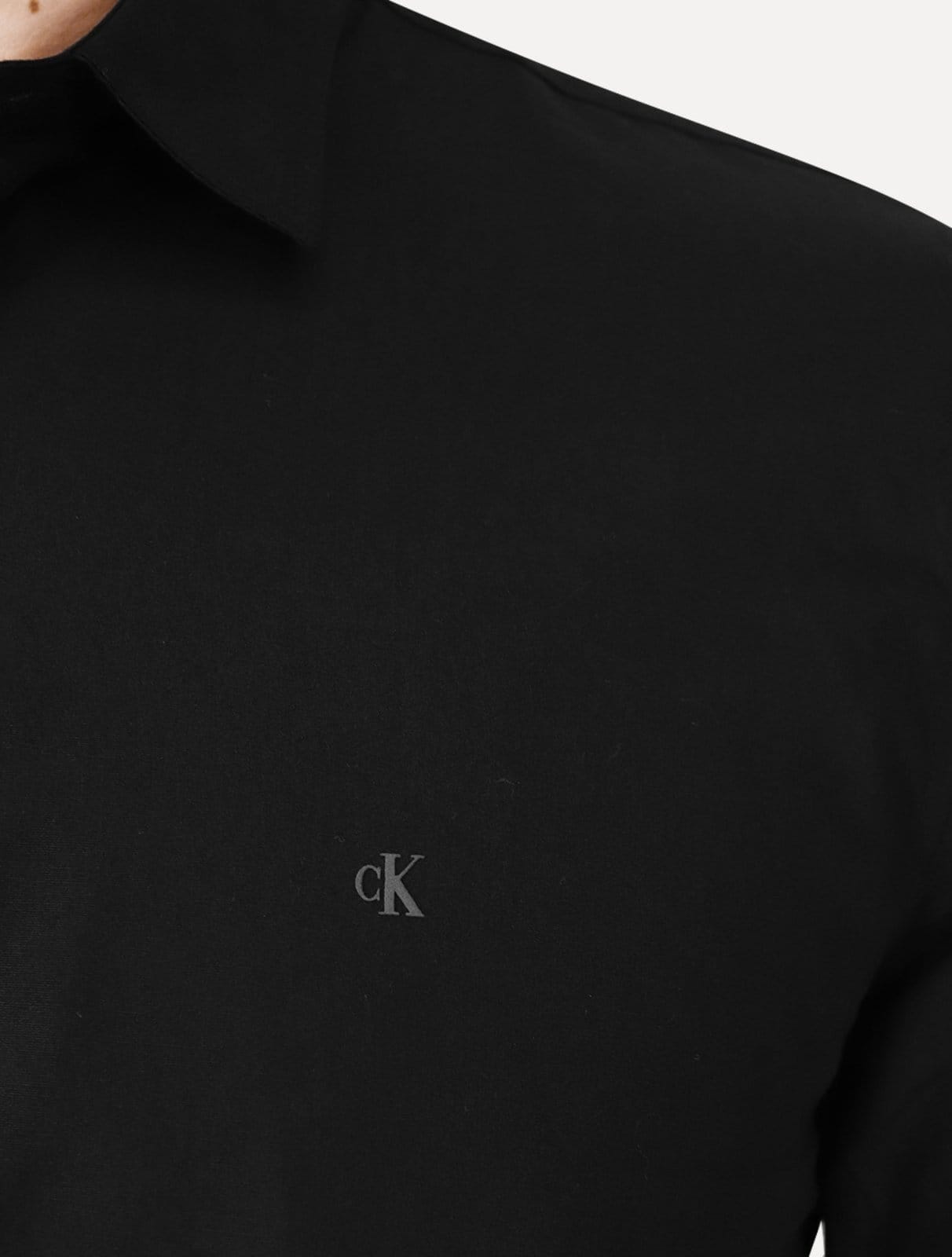 Vista 2 Camisa Calvin Klein Jeans Masculina Regular Plain Grey CK Logo Preta Calvin Klein preto grey
