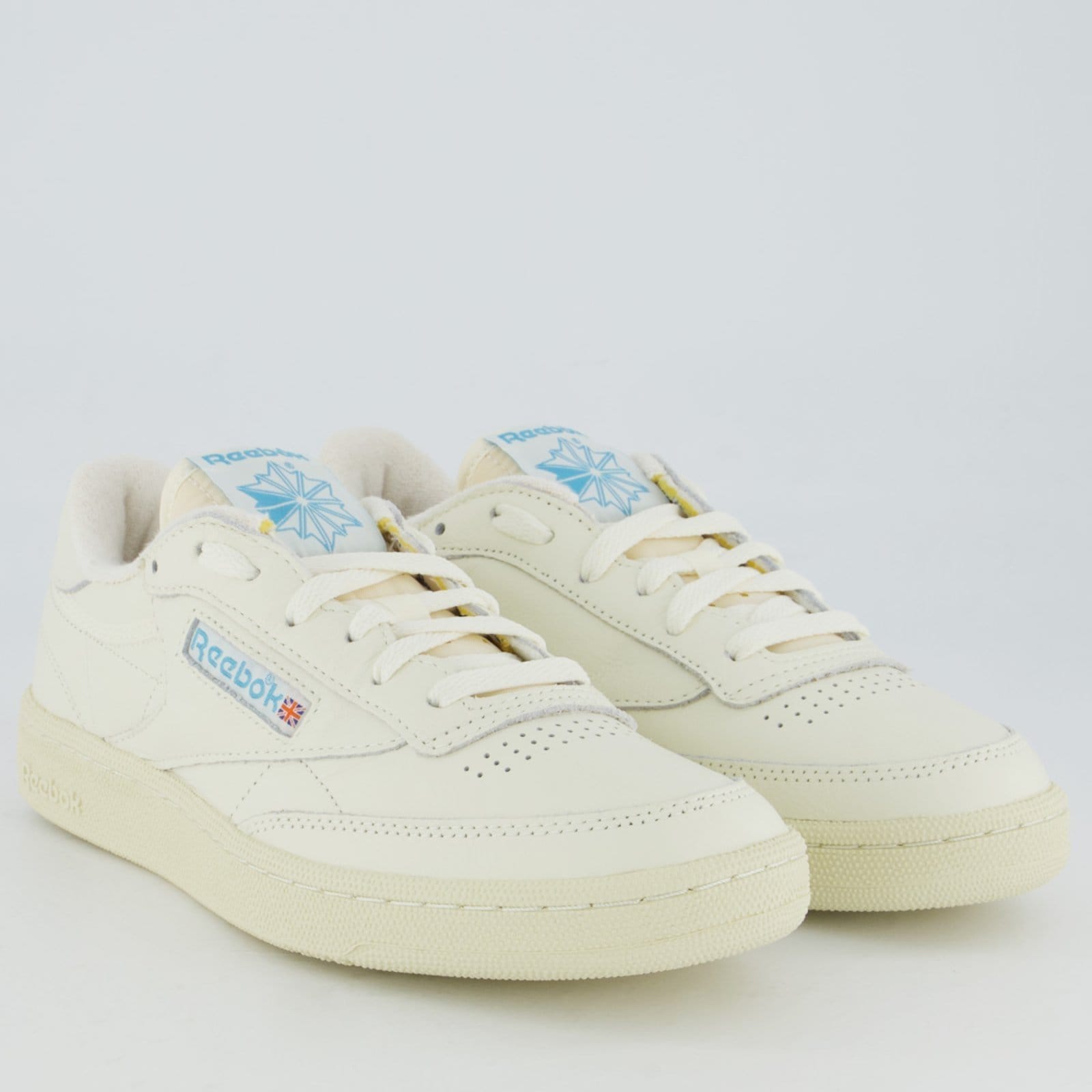 Vista 2 Tênis Reebok Club C 85 Vintage Off White e Azul Reebok branco white