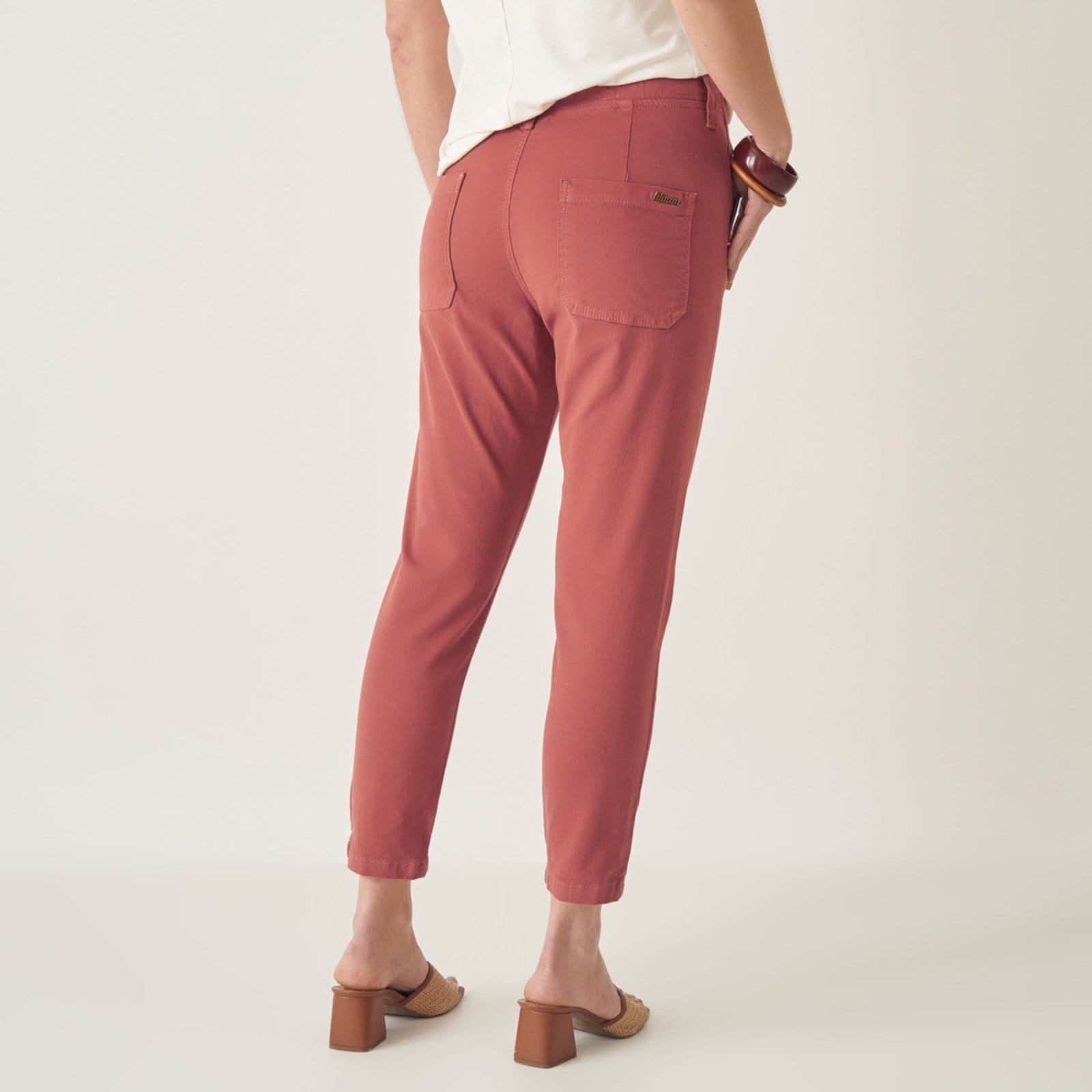 Vista 2 Calça Capri Color com Fendas e Bolso-Faca Bloom marrom