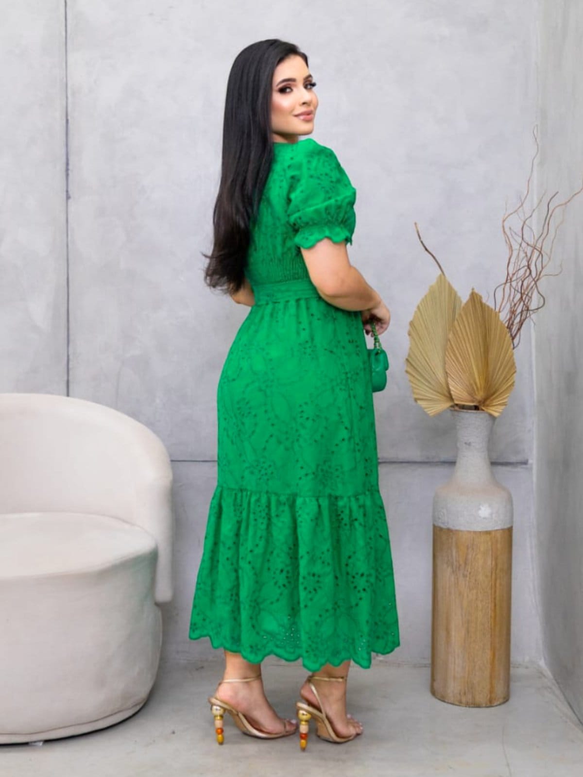 Vista 2 Vestido Festa Midi Soltinho Elegante Moda Evangélica Verde Bandeira Sarah Cristina Brand bege verde