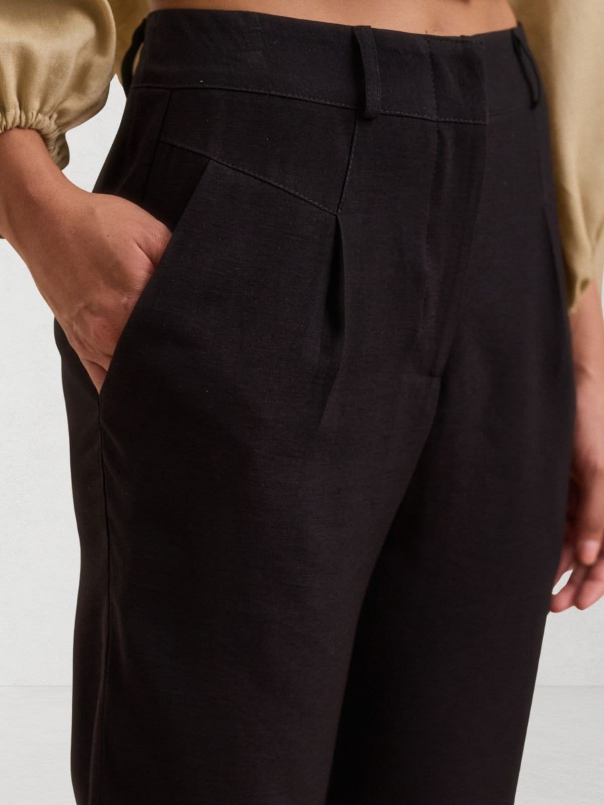 Vista 2 Calça Via Lessa Turim Modelo Cenoura em Viscose Preta Via Lessa preto