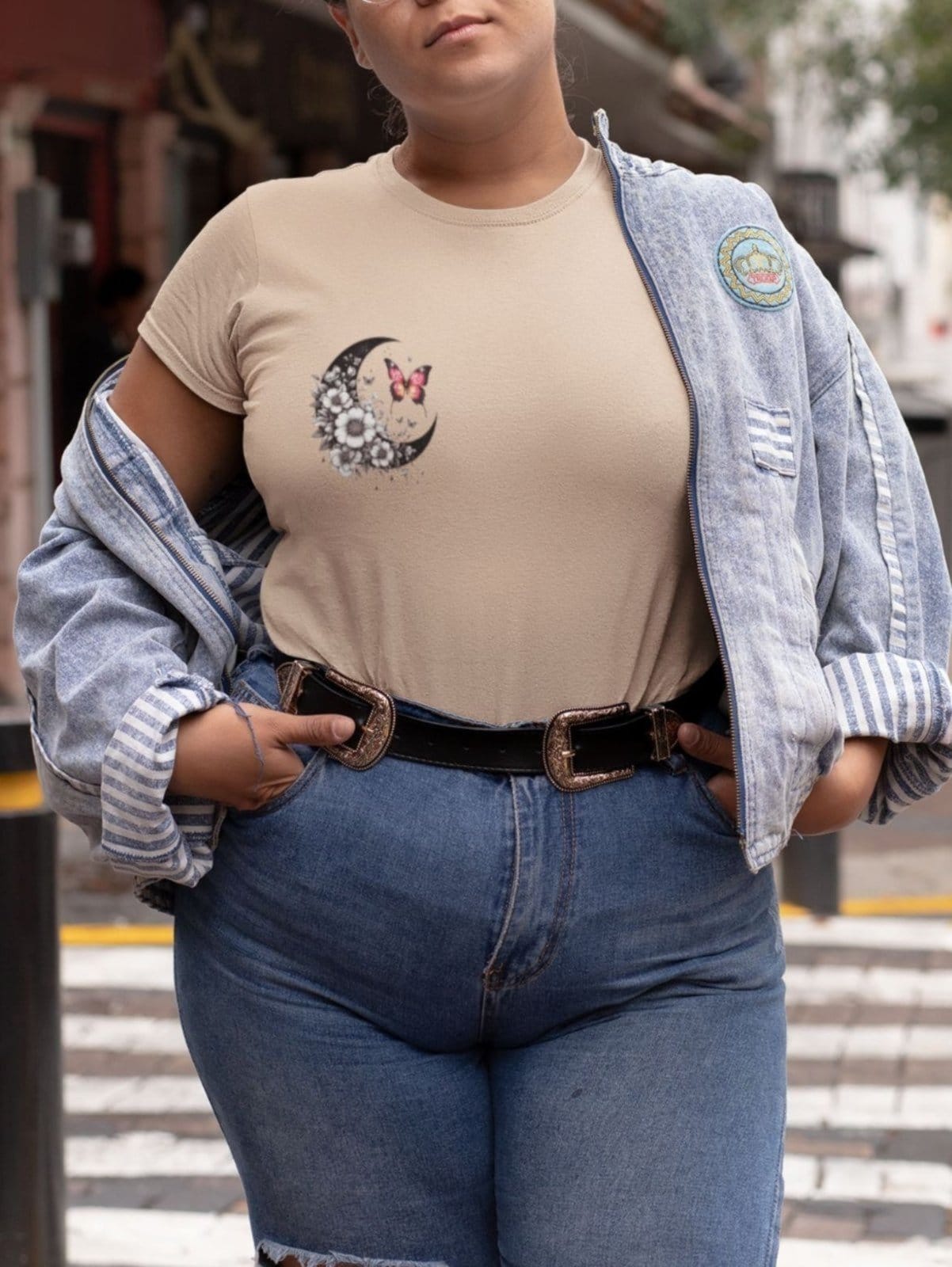 Vista 2 Camiseta Feminina GuGi Borboleta Lua Crescente Astros Estampa Pequena No Peito Caqui Gugi cáqui caqui