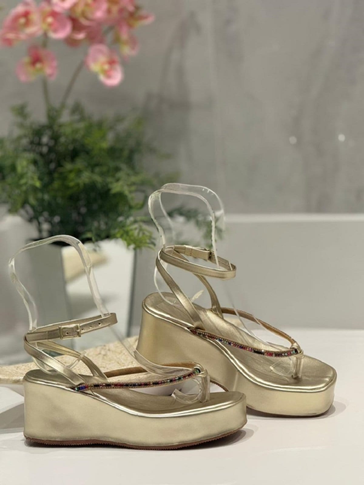 Vista 2 Sandália Anabela Tira Stras Colorido Ref 2115 Rofely Ouro Litgh Rofely dourado