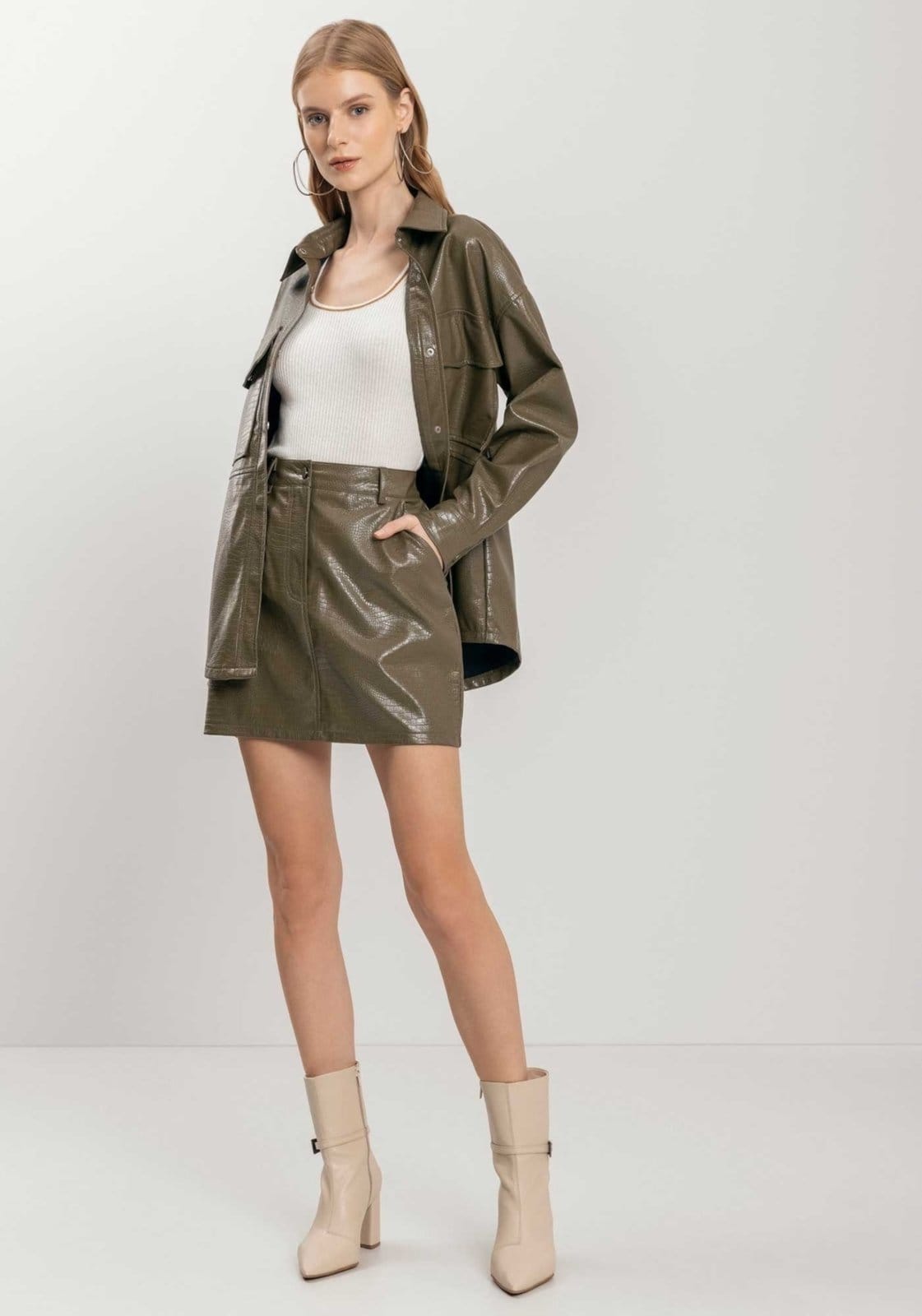 Saia Curta Com Cintura Média E Bolsos Em PU Croco