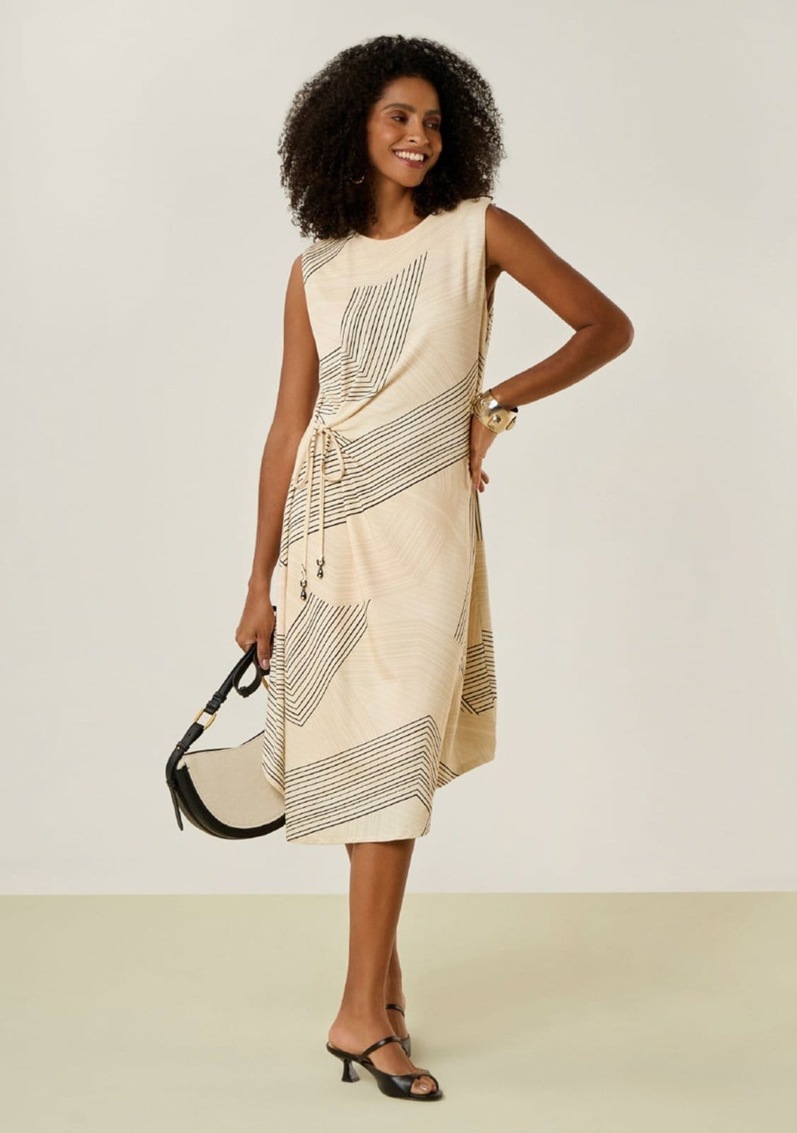 Vestido Maria Valentina Solto Decote V Manga Curta Curto