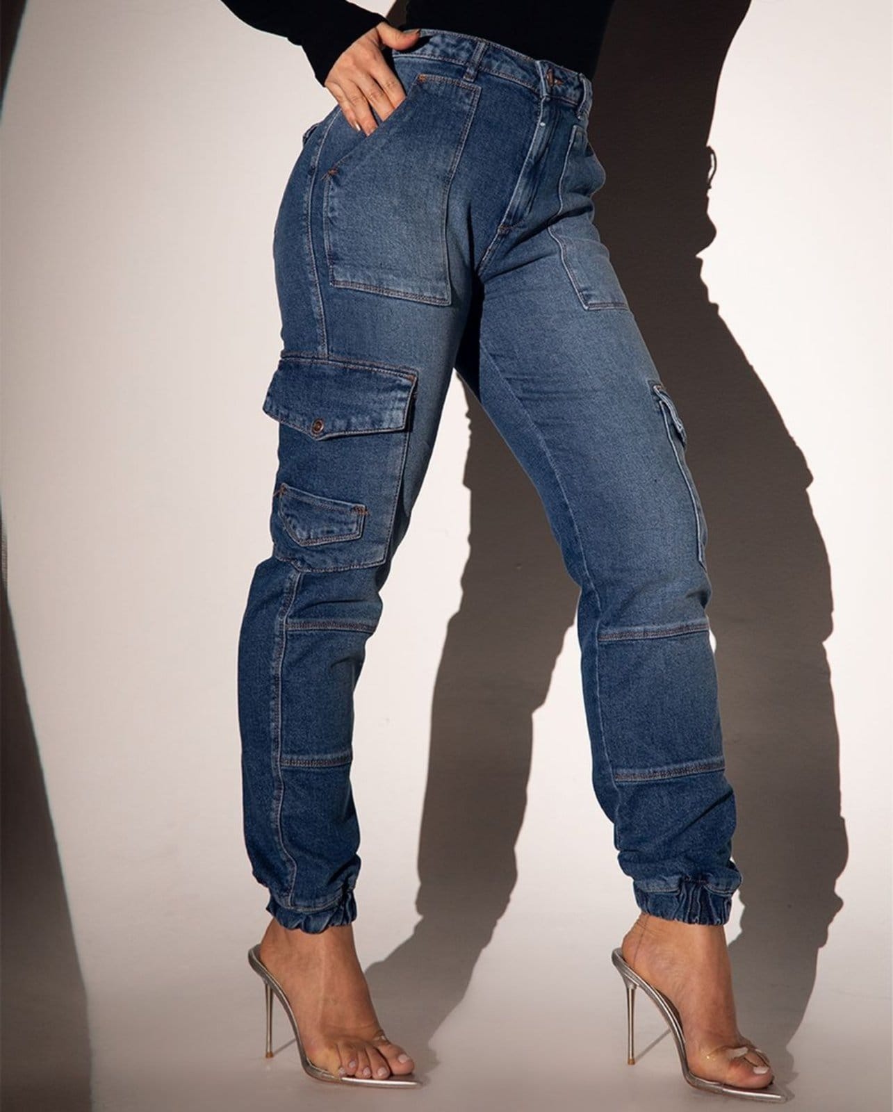 Vista 2 Calça Jogger Cargo Feminina Cintura Média Detalhes Bolsos 23682 Médio/escuro Consciência jeans
