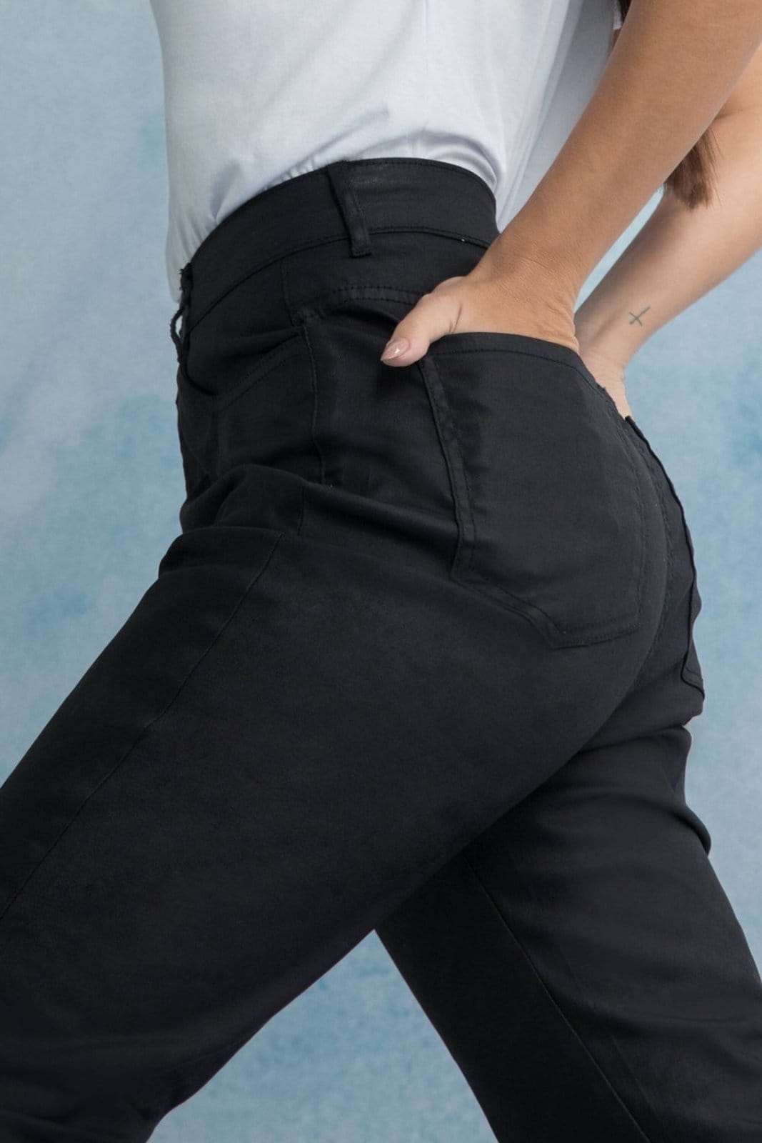 Vista 2 Calça Feminina Resinada Marialícia Marialícia preto