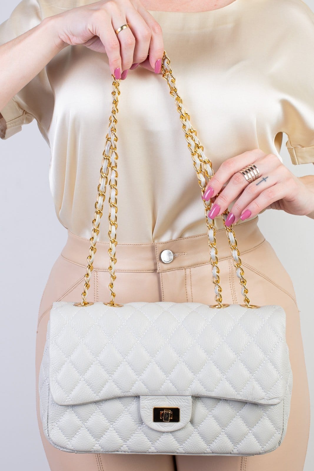 Vista principal Bolsa Andrea Vinci De Couro Matelassê Quilted Penélope - Marfim Andrea Vinci vermelho