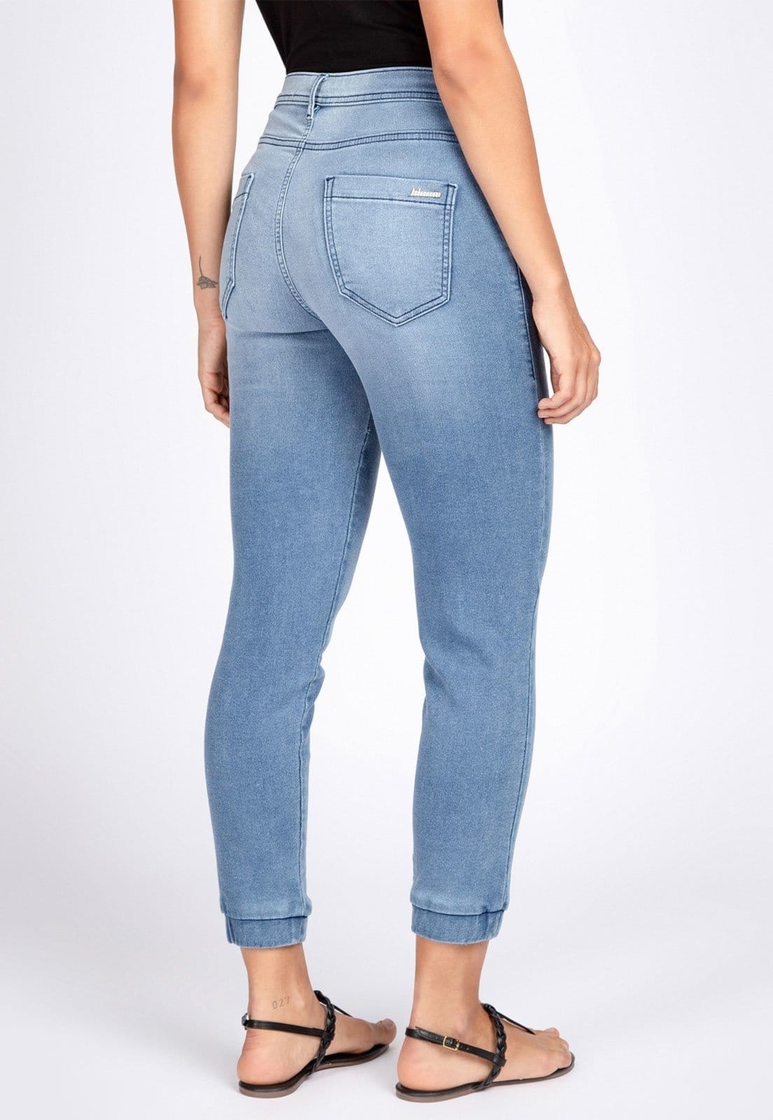 Vista 2 Calça Jogger Jeans Bloom Moletom Elástico Barra Claro Bloom azul