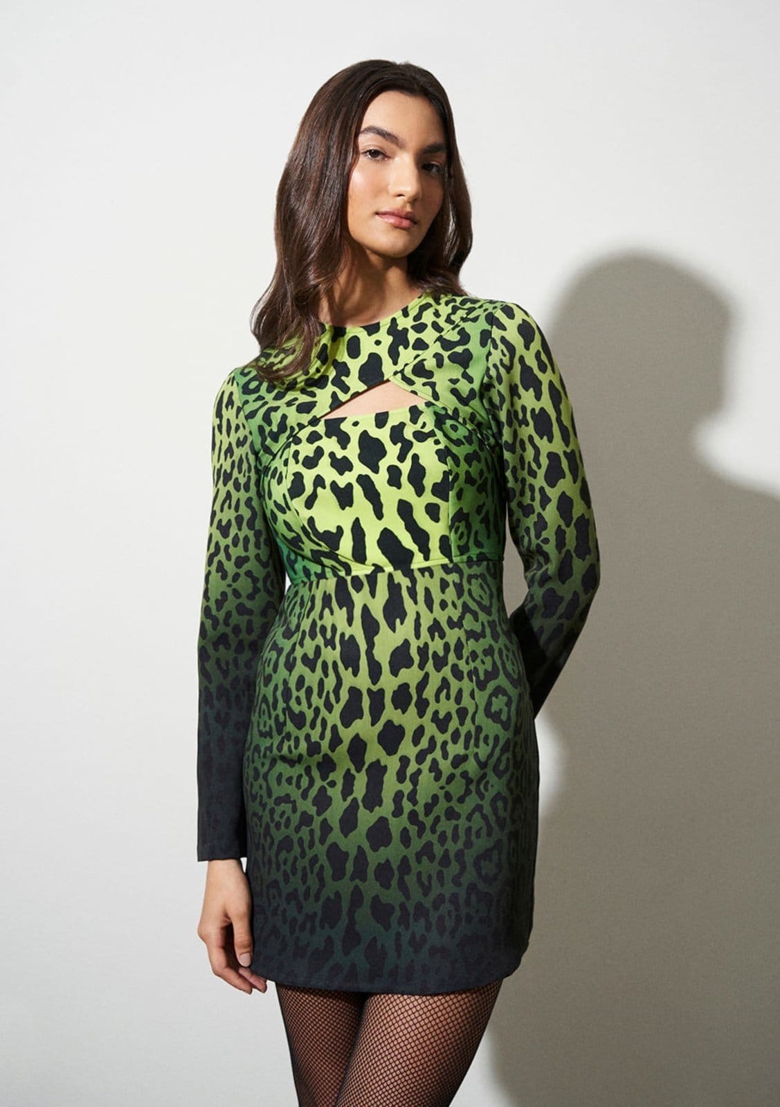 Vista 2 Vestido Zinco Lebôh Curto Decote Redondo Abertura Frente Zinco verde