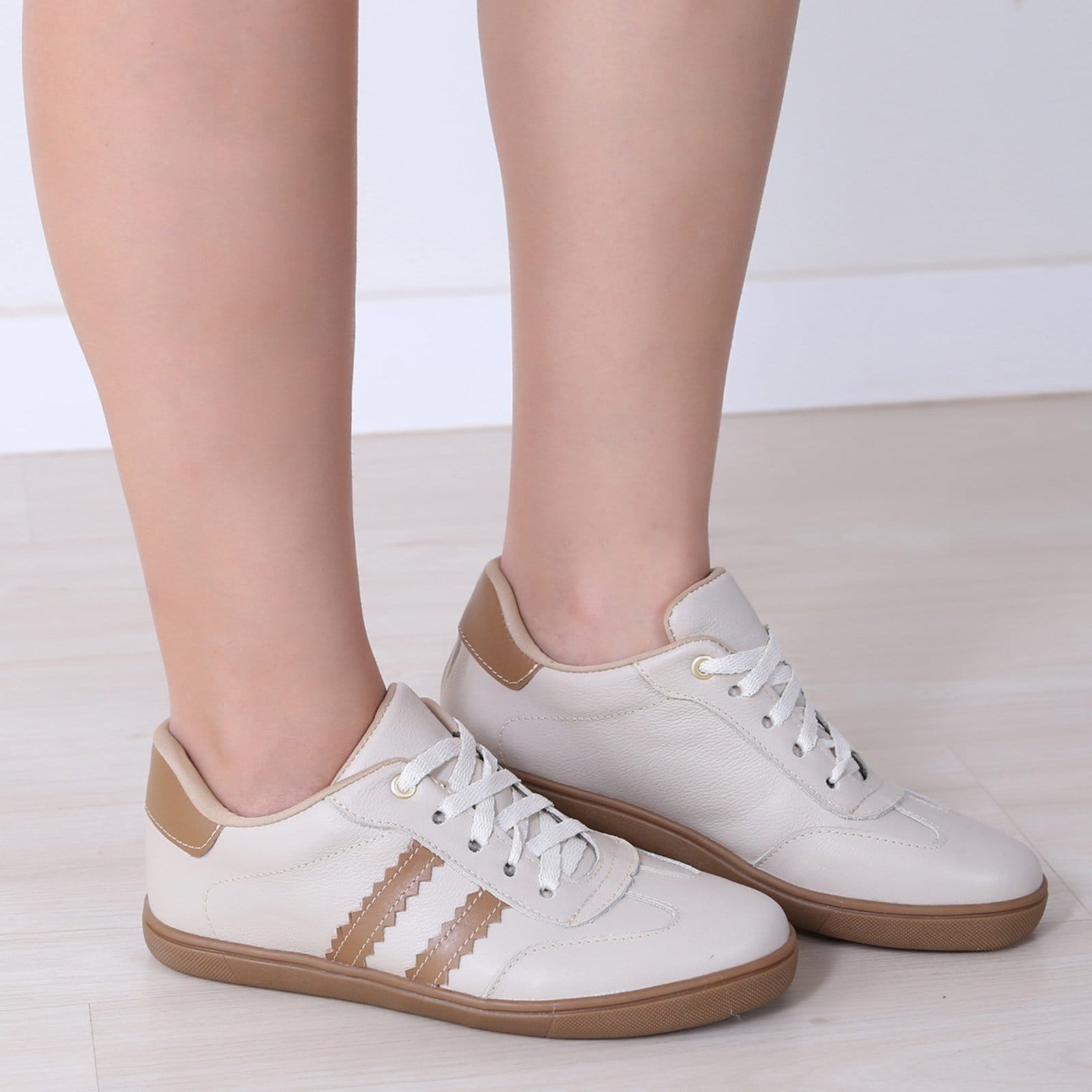 Vista 2 Tênis Feminino em Couro Casual Retrô Estiloso Off White ROMEU E JULIETA SHOES off-white white