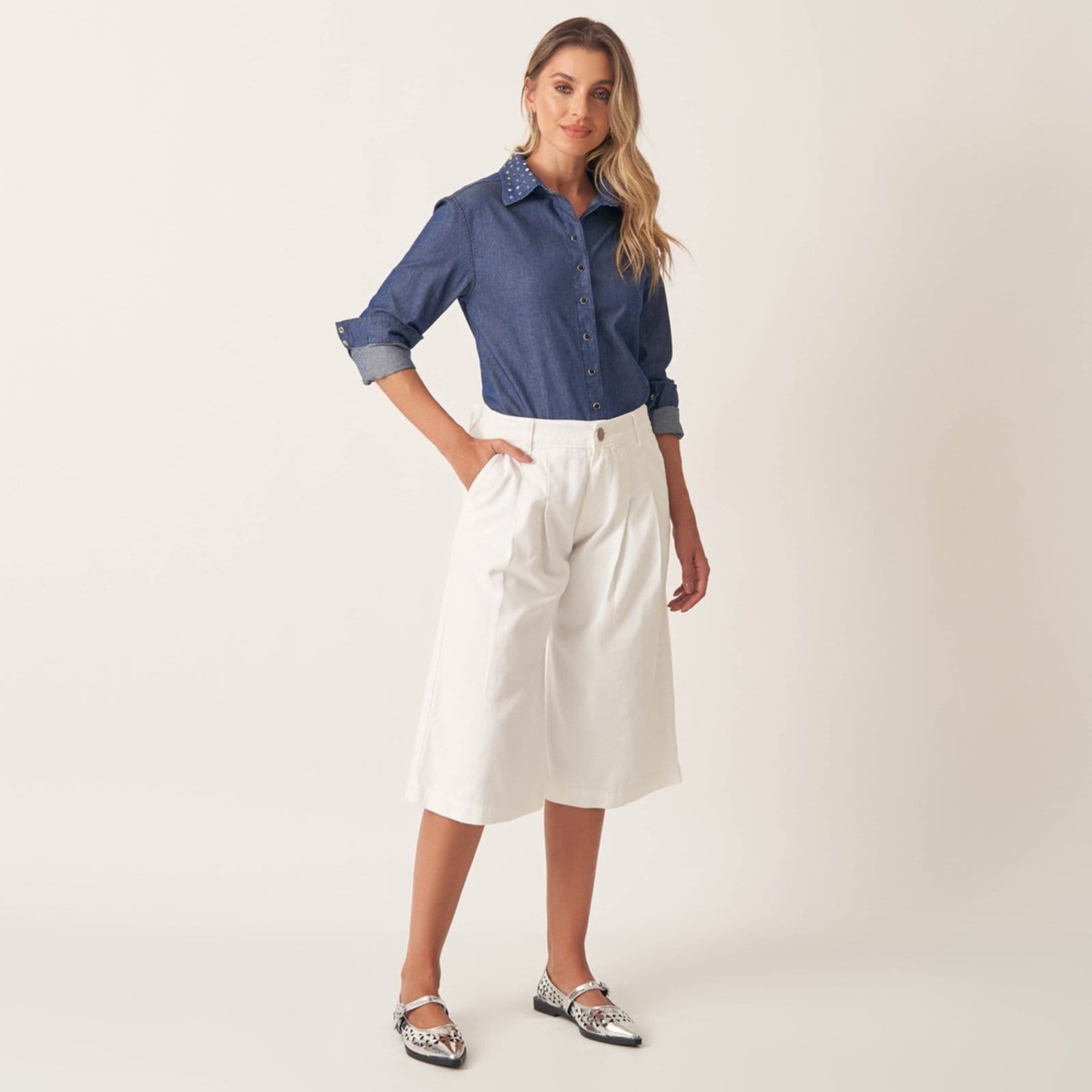 Vista 2 Bermuda Jeans Longa Cint Alta Bolso-Faca Pregas E Elástico Bloom branco