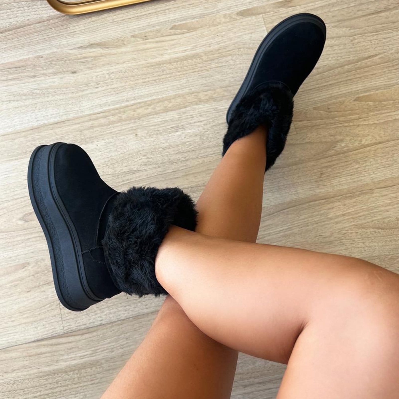 Vista 2 Bota de Pelos Damannu Shoes Forrada Salto Plataforma Cano Médio Damannu Shoes preto