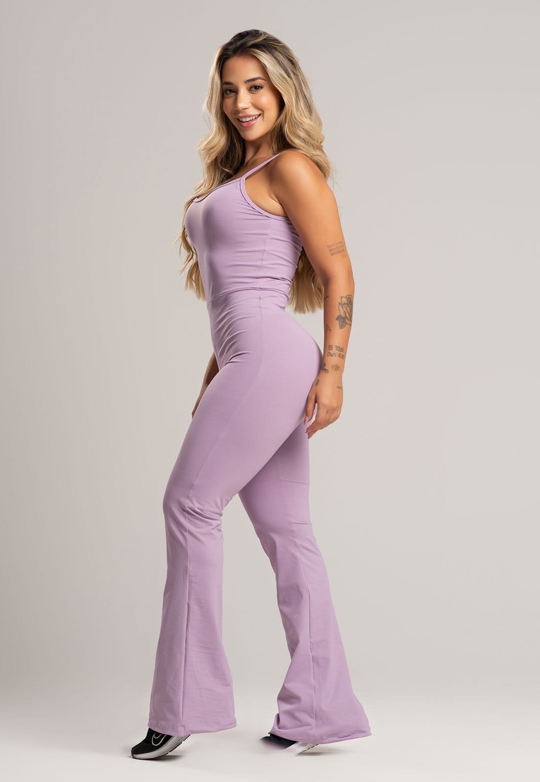 Vista 2 Macacão Fitness MVB Modas Flare Alcinha de Regulagem Poliamida Lavanda Mvb Modas lilás lavanda