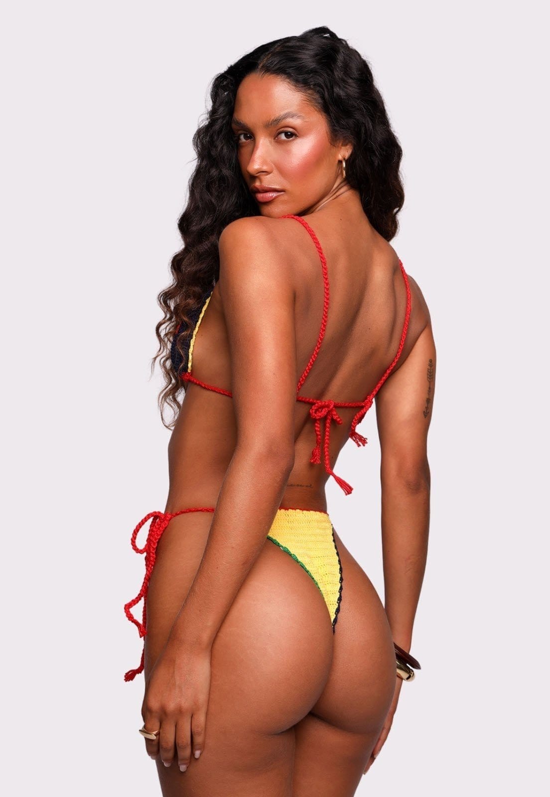 Vista 2 calcinha colorida de crochê irie Colorido mundololita amarelo