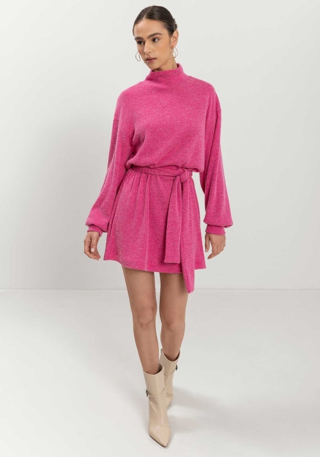 Vestido Curto Com Gola Alta E Cinto Em Malha Canelada Tricô