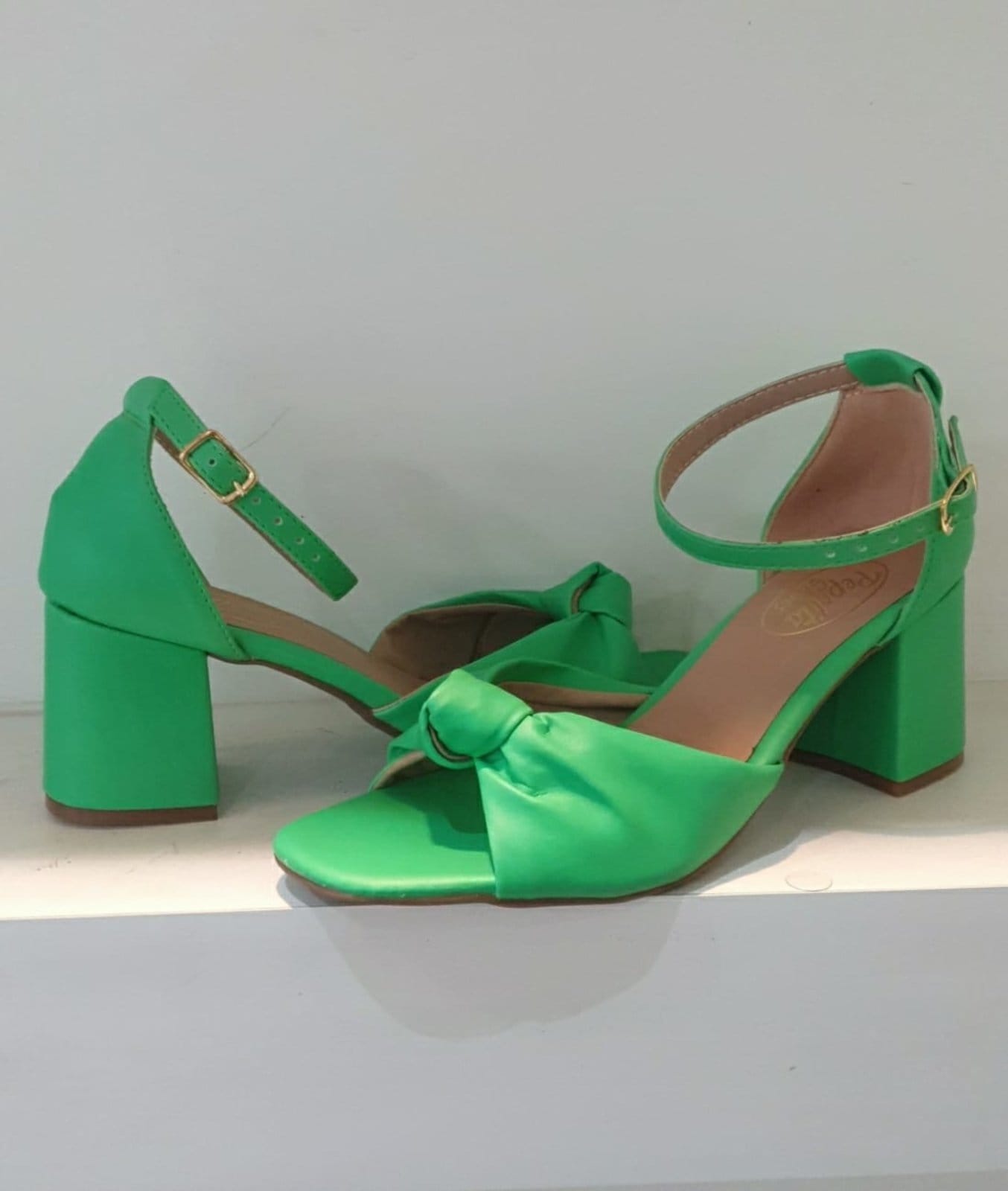 Vista 2 Sandália Delazari Salto Bloco Bandeira Frente com Nó Delazari verde