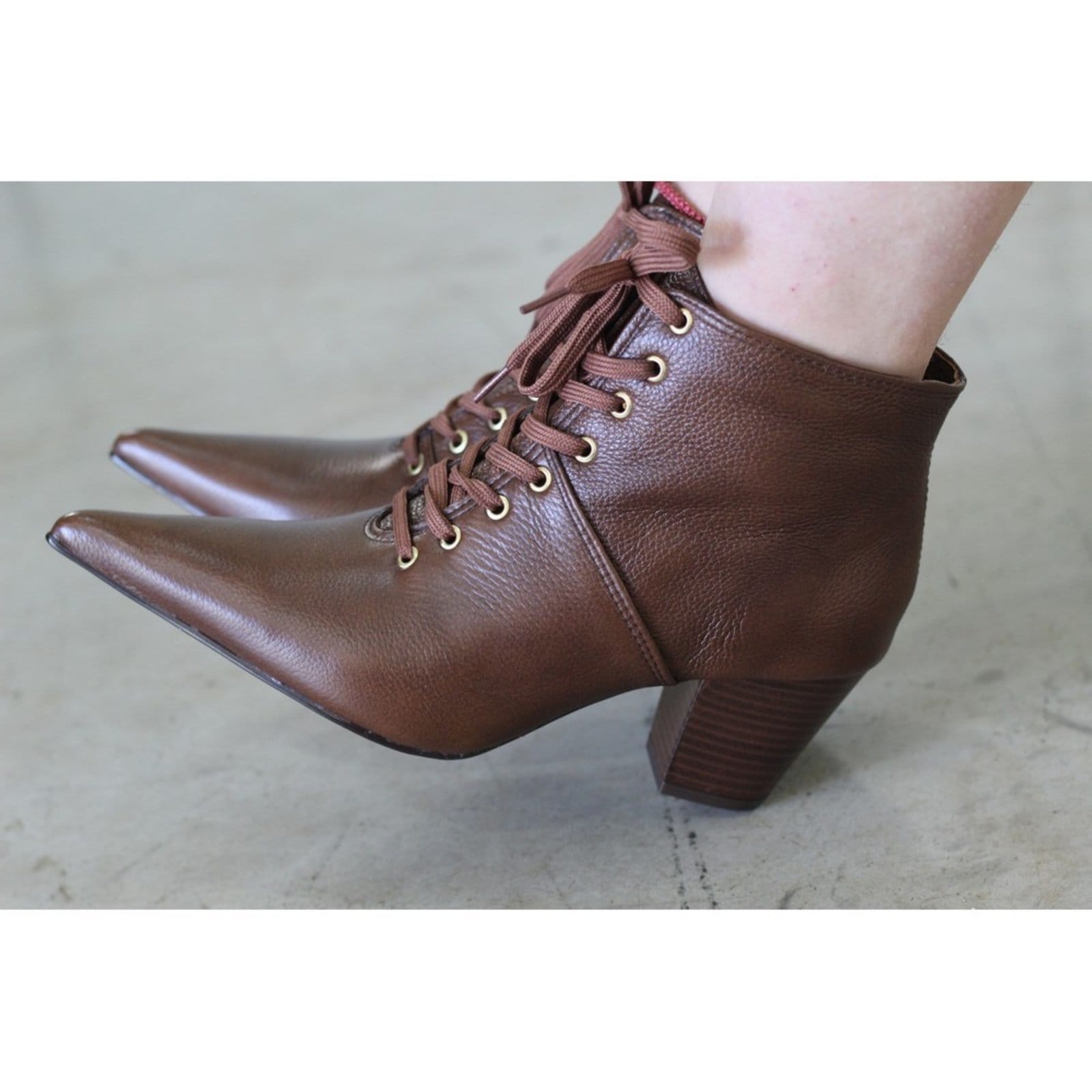 Vista 2 Bota Feminina com Cadarço Bico Fino Cano Curto Couro Salto 6 cm Camel Spinelli caramelo