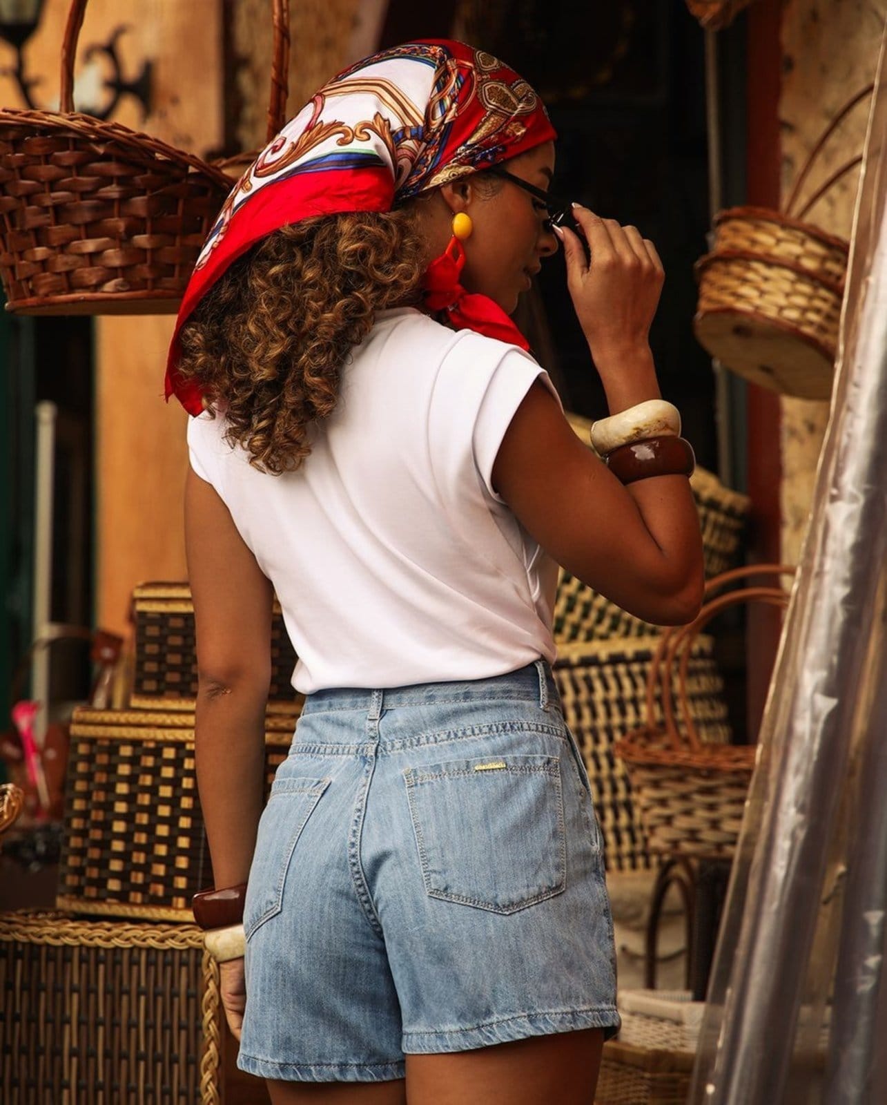 Vista 2 Shorts Mom Feminino com Fivela de Pérola 24427 Clara Consciência jeans