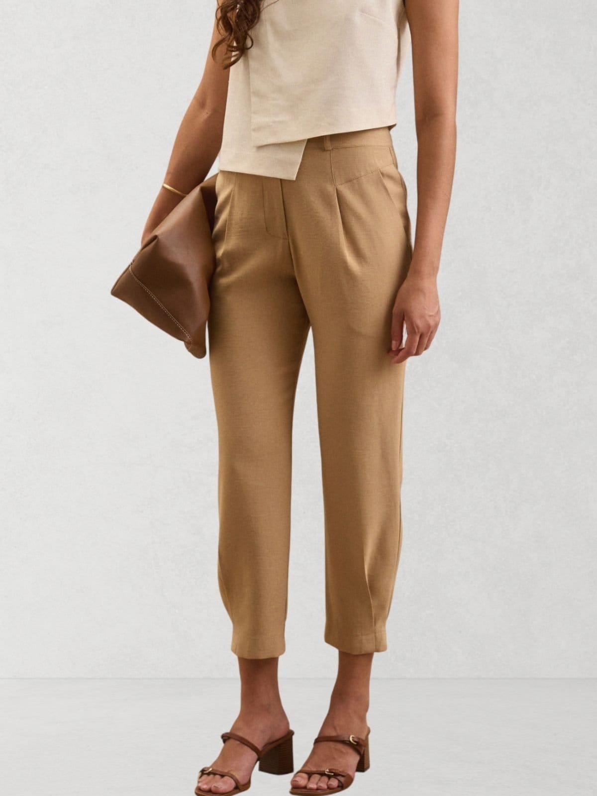 Vista 2 Calça Via Lessa Turim Modelo Cenoura em Viscose Via Lessa bege