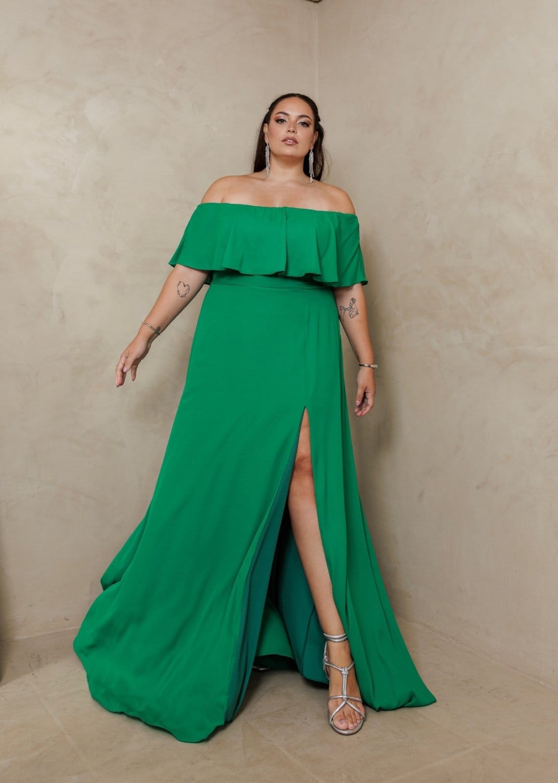 Vestido Longo de Festa Madrinhas Curvy Plus Size Ombro à Ombro com Fenda Dennila Cia do Vestido Bandeira