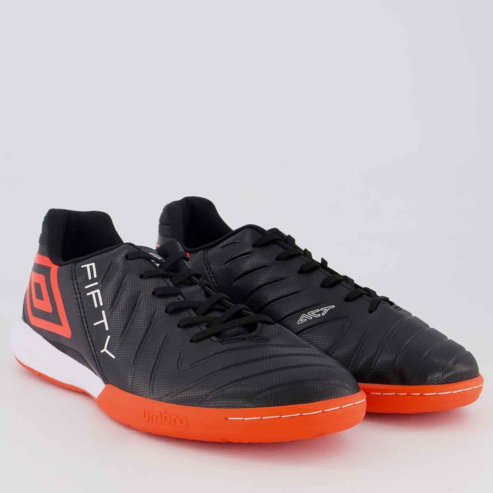 Vista 2 Chuteira Umbro Fifty VI Futsal Preta e Coral Umbro preto coral